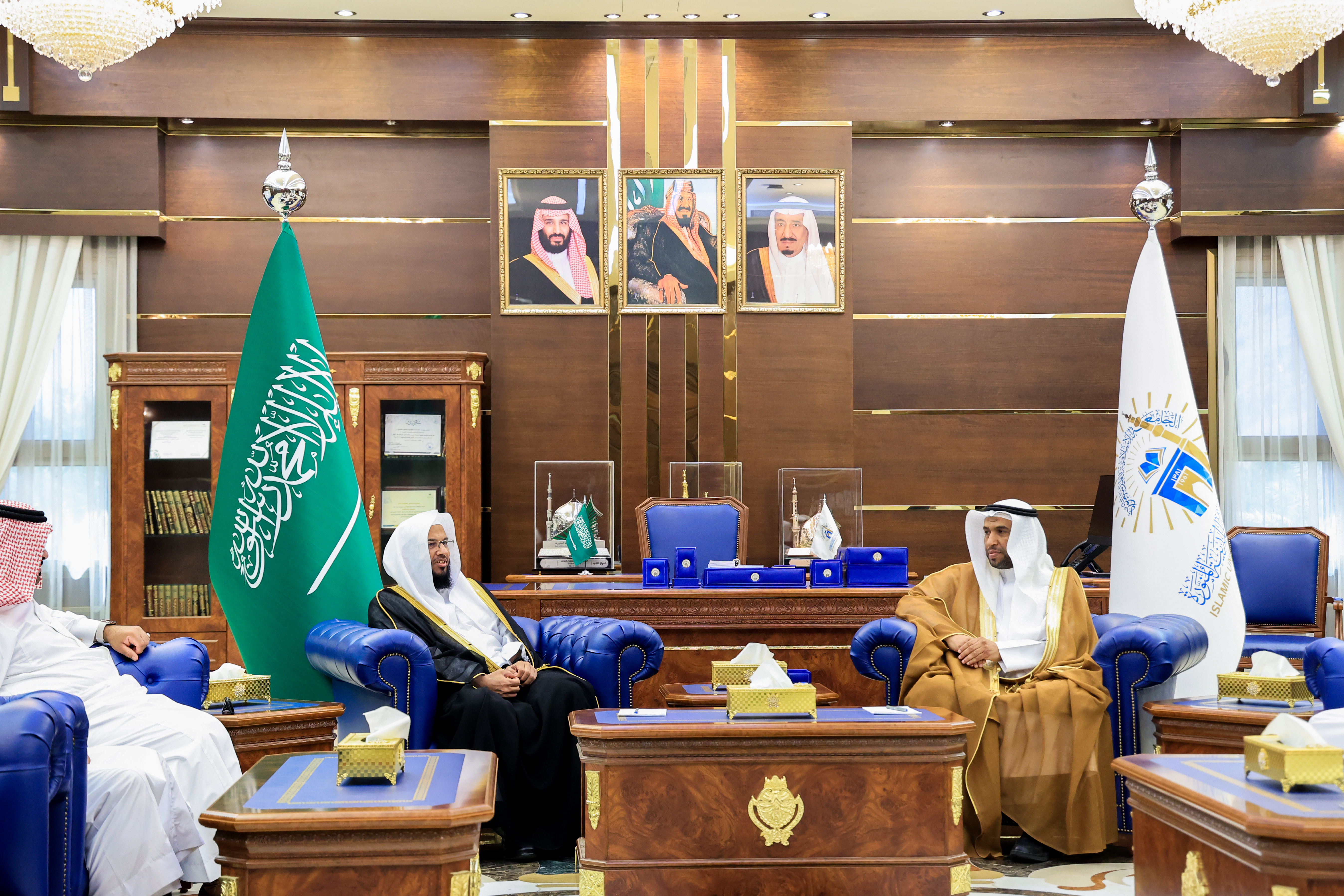 استقبل سعادة رئيس ⁧#الجامعة_الإسلامية⁩ المكلف  أ. د. حسن بن عبد المنعم العوفي، المدير التنفيذي لمجمع خادم الحرمين الشريفين للحديث النبوي الشريف د. رباح العنزي - 2
