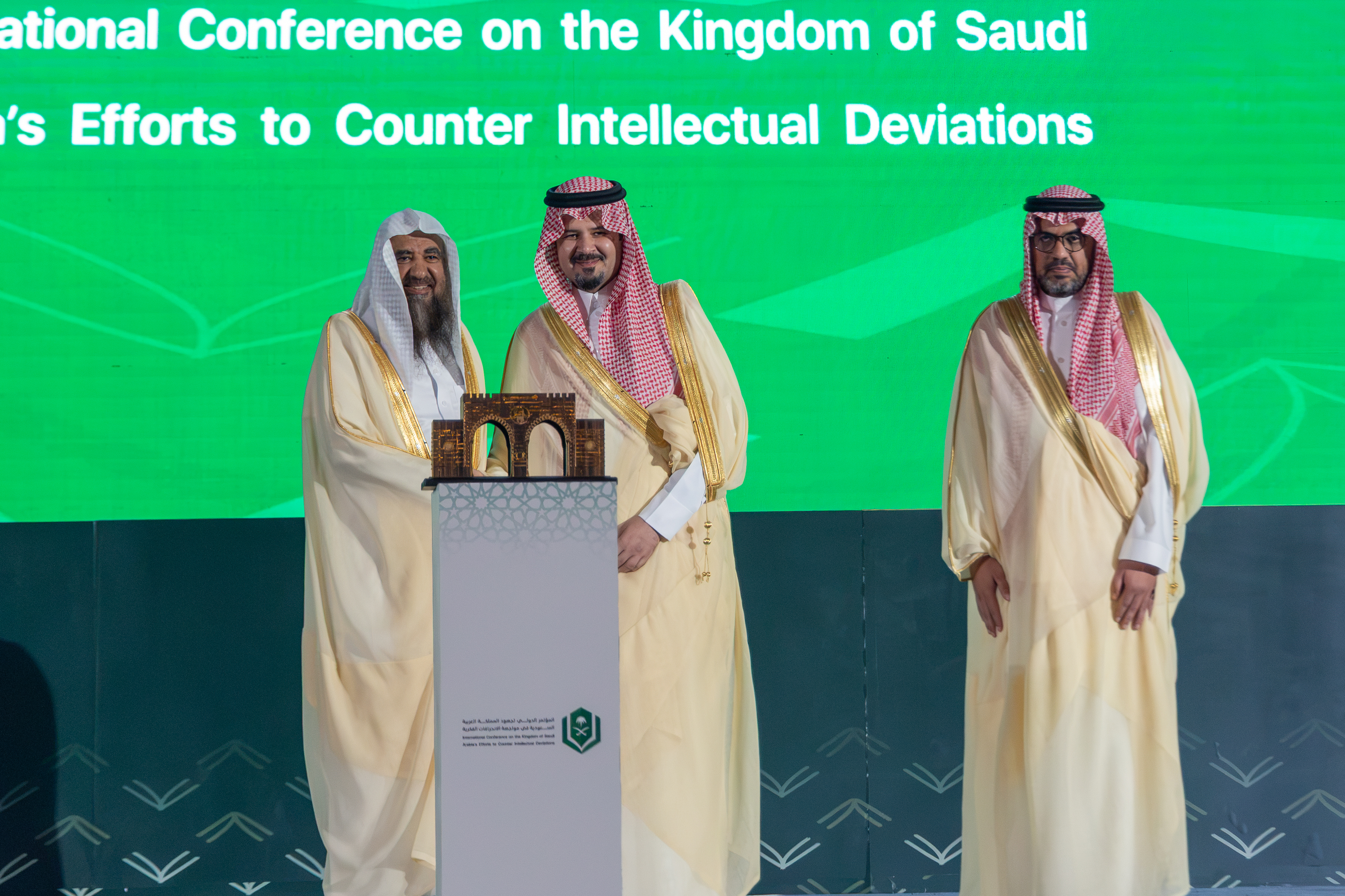 سمو أمير منطقة المدينة المنورة يفتتح أعمال المؤتمر الدولي لجهود المملكة في مواجهة الانحرافات الفكرية بالجامعة الإسلامية - 13