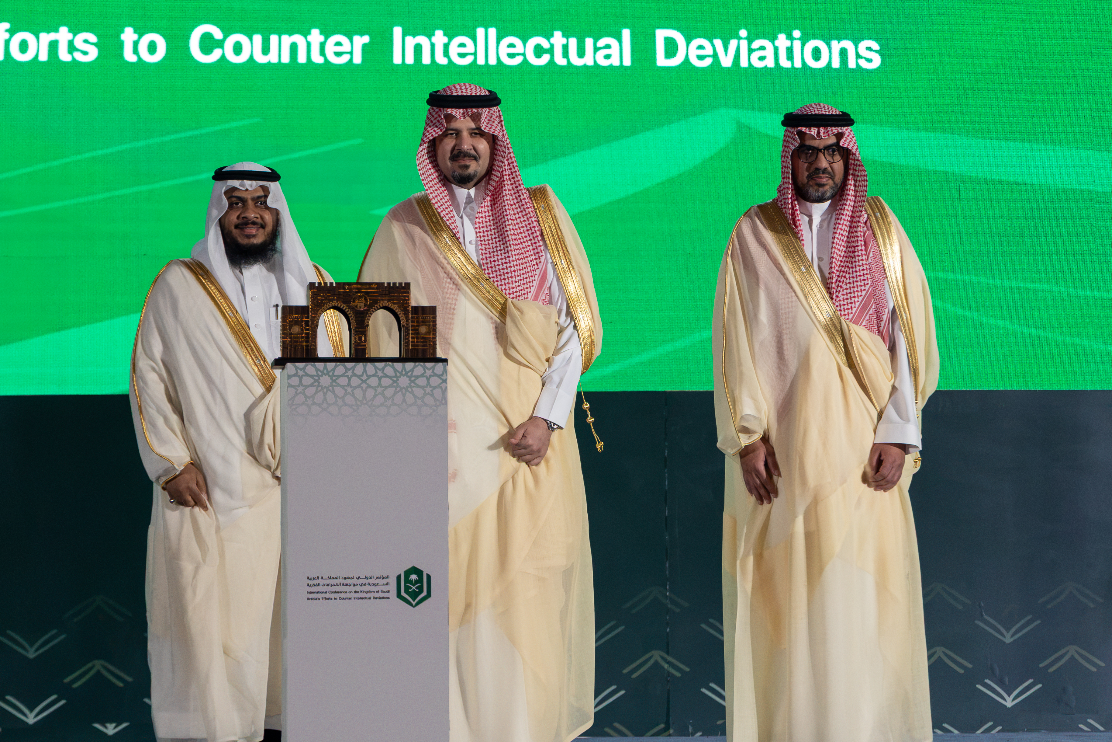 سمو أمير منطقة المدينة المنورة يفتتح أعمال المؤتمر الدولي لجهود المملكة في مواجهة الانحرافات الفكرية بالجامعة الإسلامية - 12