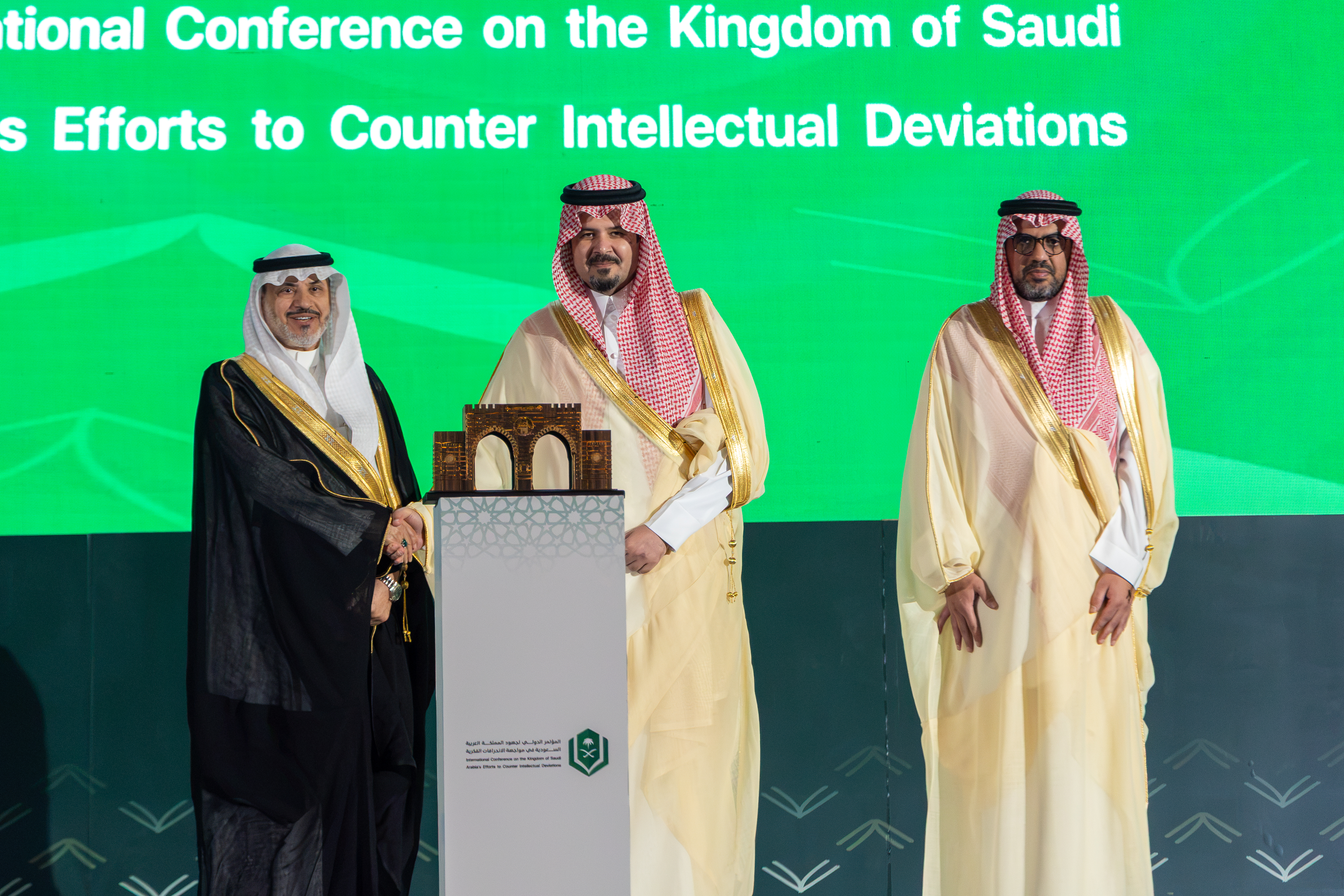سمو أمير منطقة المدينة المنورة يفتتح أعمال المؤتمر الدولي لجهود المملكة في مواجهة الانحرافات الفكرية بالجامعة الإسلامية - 15