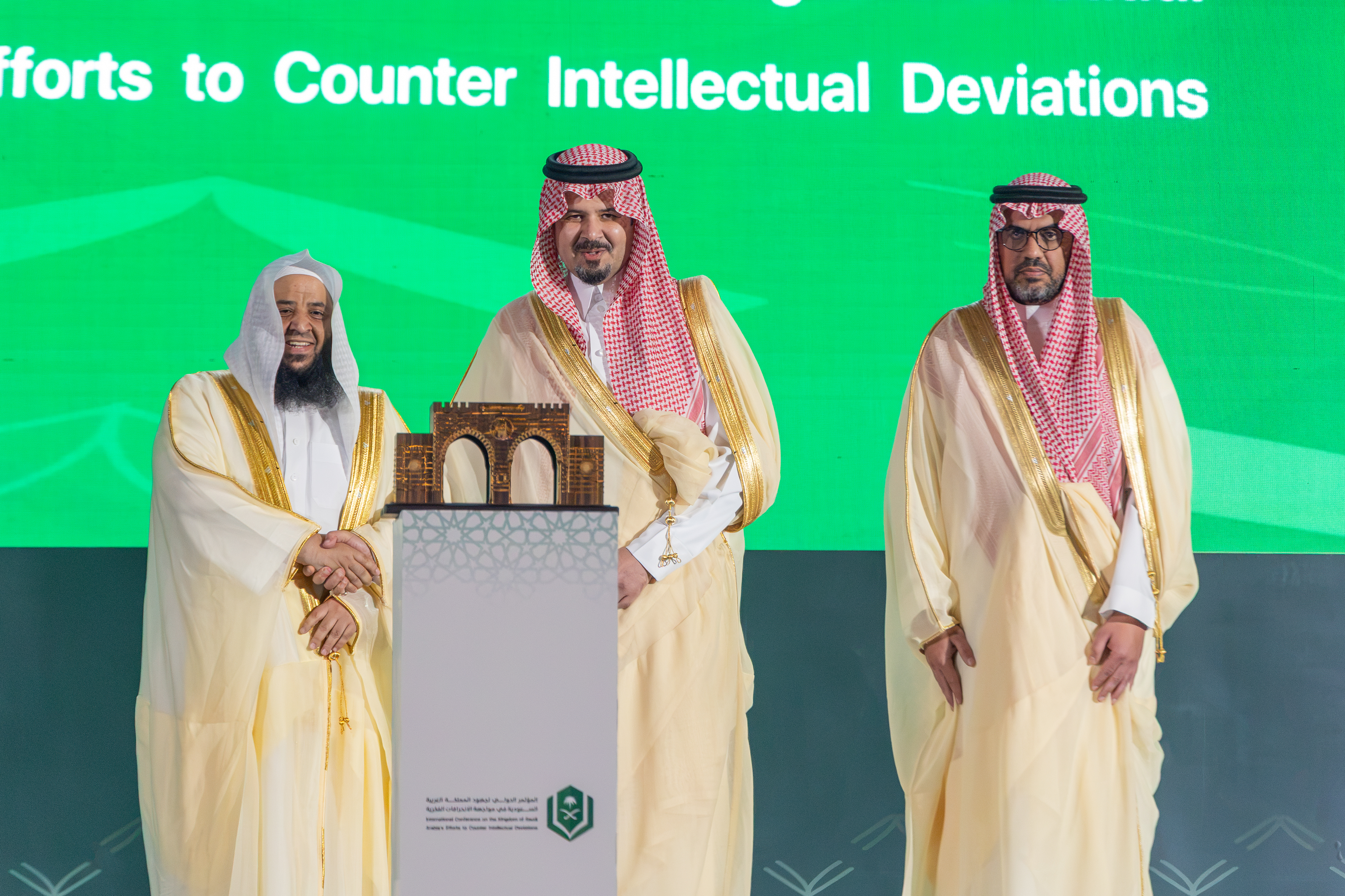 سمو أمير منطقة المدينة المنورة يفتتح أعمال المؤتمر الدولي لجهود المملكة في مواجهة الانحرافات الفكرية بالجامعة الإسلامية - 19