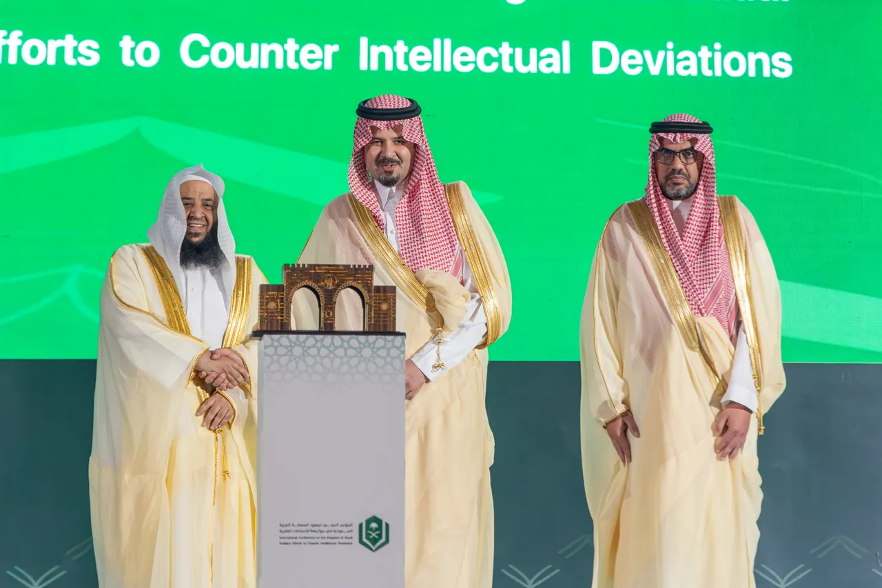 سمو أمير منطقة المدينة المنورة يفتتح أعمال المؤتمر الدولي لجهود المملكة في مواجهة الانحرافات الفكرية بالجامعة الإسلامية - 19