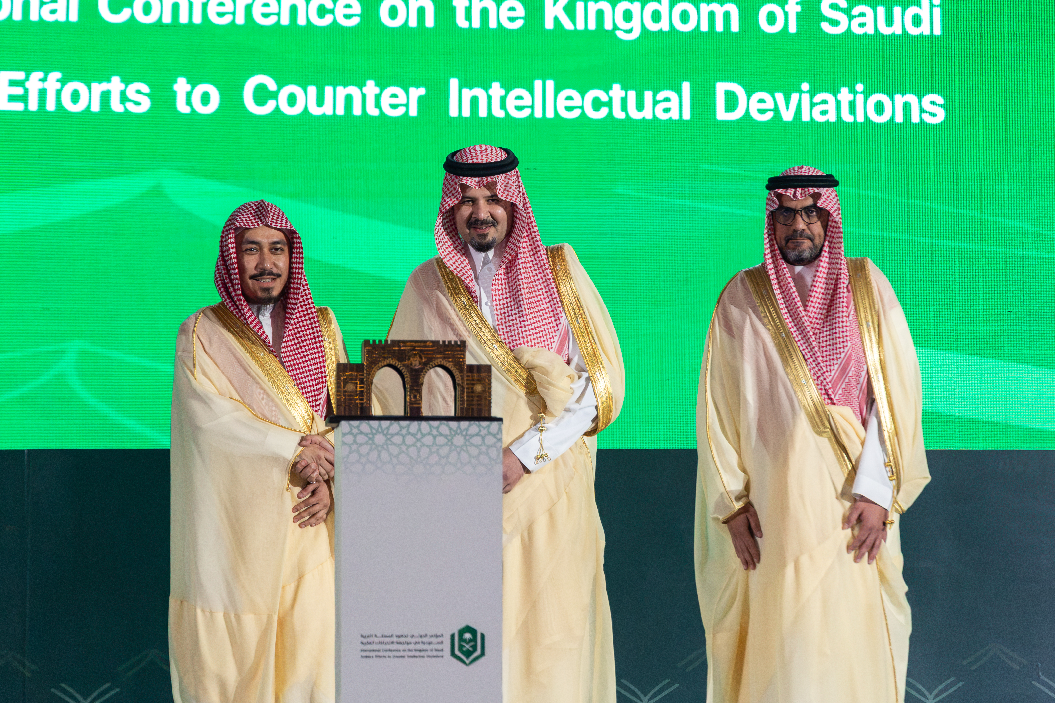 سمو أمير منطقة المدينة المنورة يفتتح أعمال المؤتمر الدولي لجهود المملكة في مواجهة الانحرافات الفكرية بالجامعة الإسلامية - 16