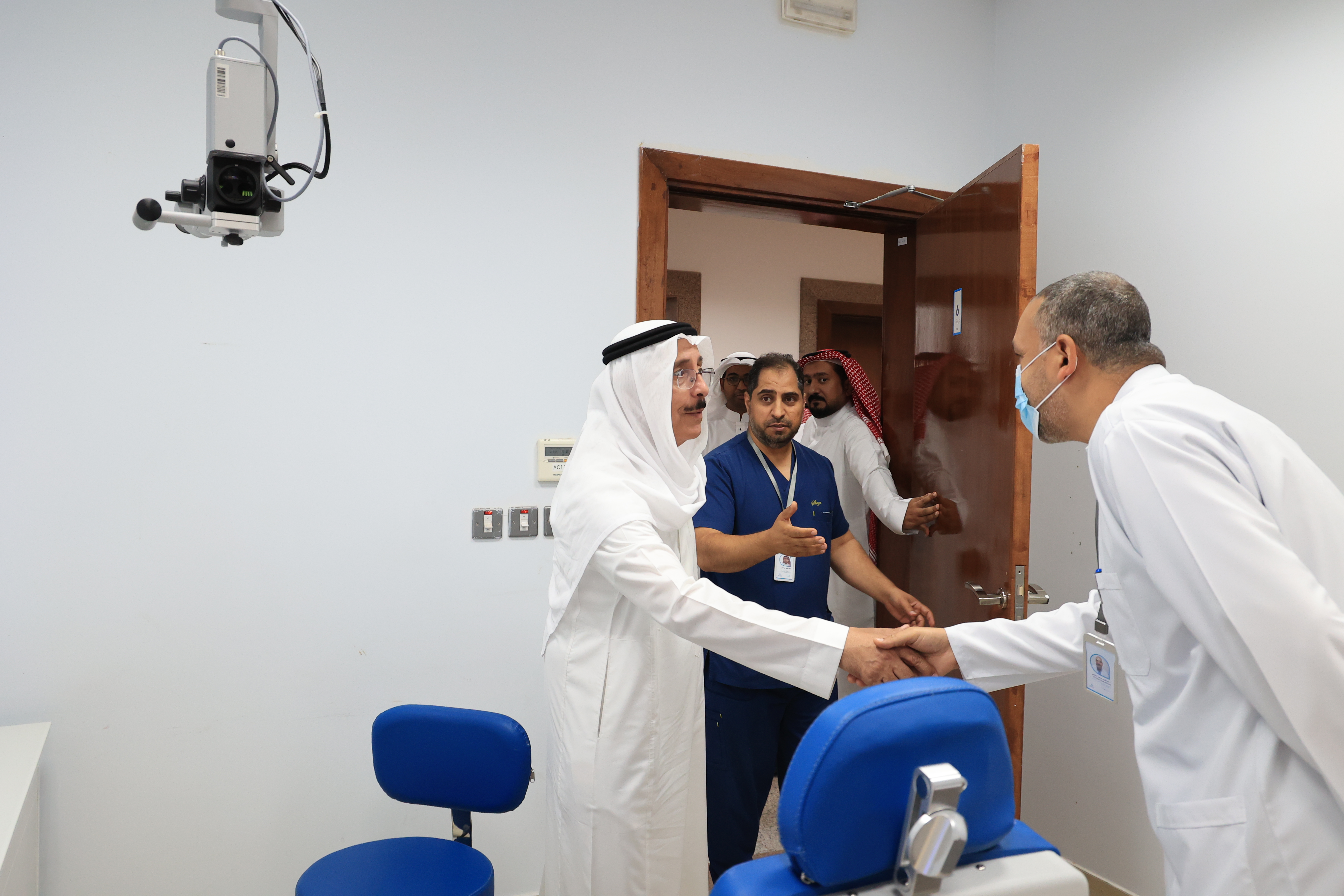 رئيس ⁧الجامعة الإسلامية⁩ د. صالح بن علي العقلا، يستقبل معالي الرئيس التنفيذي لبرنامج المستشفيات الجامعية أ. د. عبدالله بن محمد الربيش. - 7