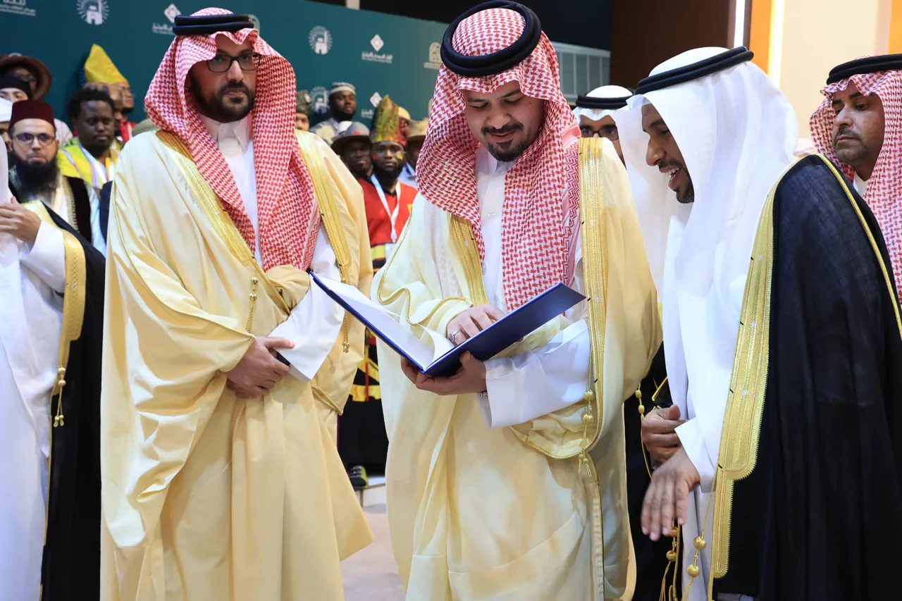 دشن صاحب السمو الملكي الأمير سلمان بن سلطان بن عبد العزيز، أمير منطقة المدينة المنورة، مهرجان الثقافات والشعوب في دورته الثانية عشرة. - 5