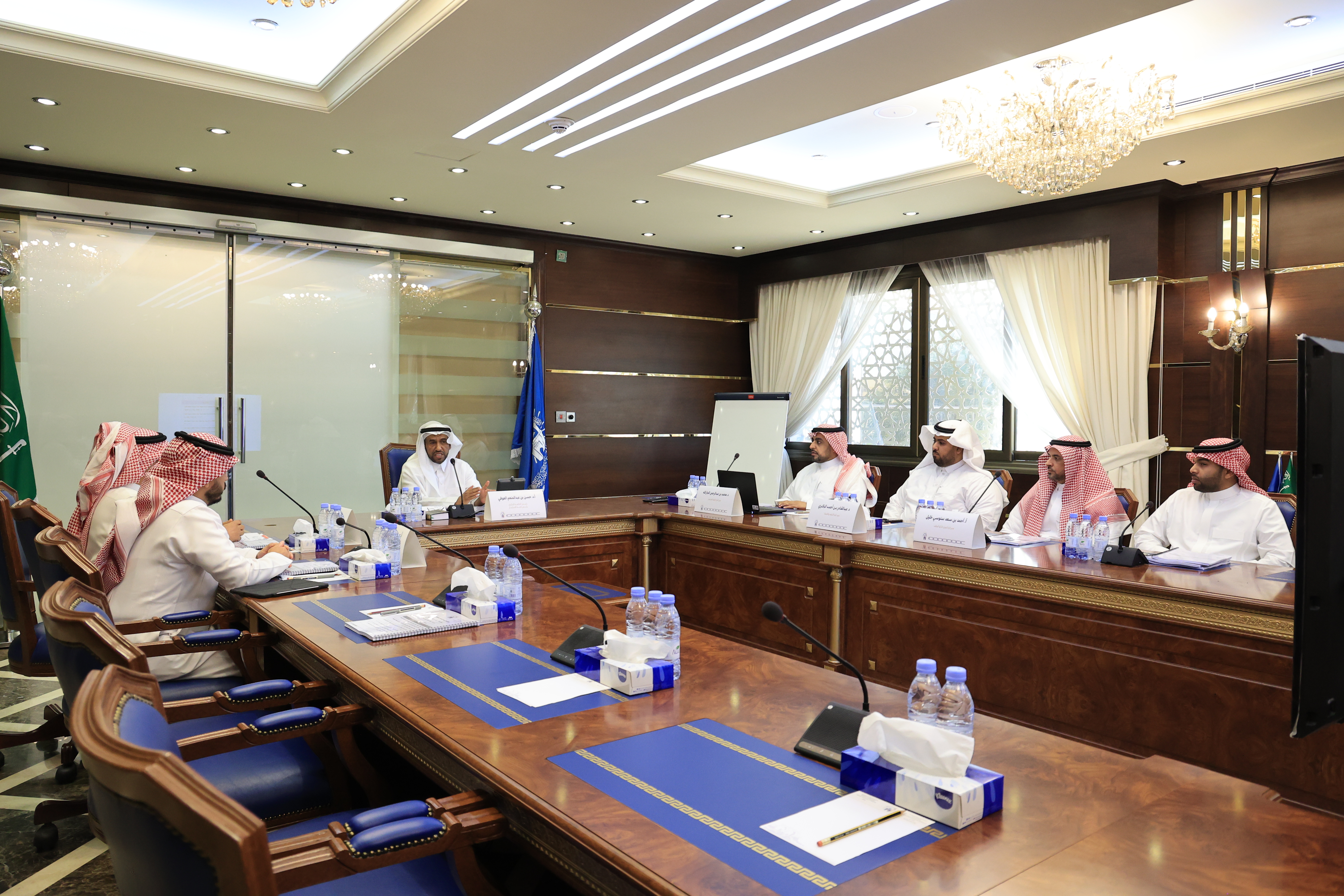 اجتماع لجنة الاستثمار بالجامعة الاسلامية برئاسة سعادة رئيس الجامعة المكلف أ. د. حسن بن عبدالمنعم العوفي لمناقشة خطة وسياسة الاستثمار في الجامعة - 2