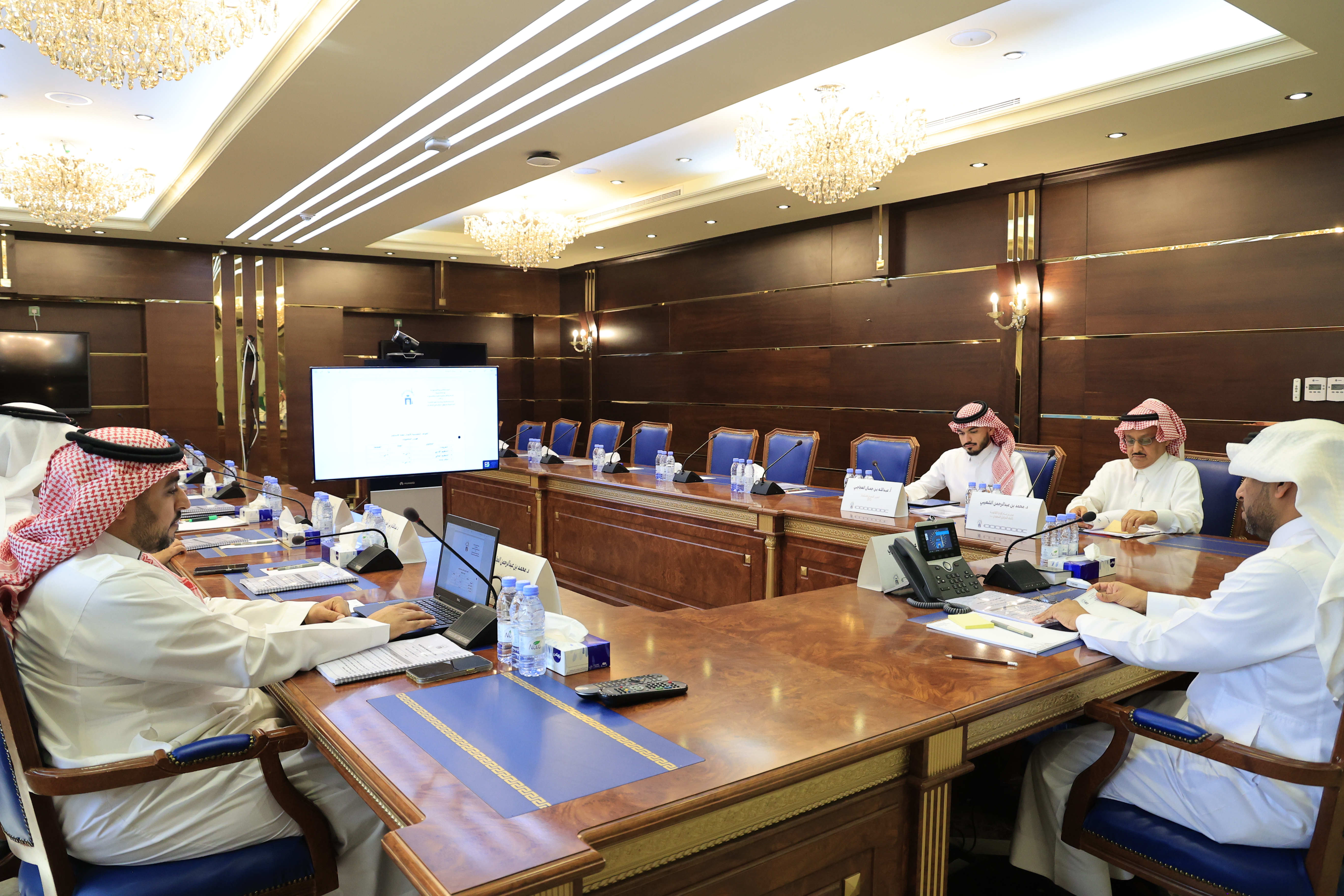 اجتماع لجنة الاستثمار بالجامعة الاسلامية برئاسة سعادة رئيس الجامعة المكلف أ. د. حسن بن عبدالمنعم العوفي لمناقشة خطة وسياسة الاستثمار في الجامعة - 3