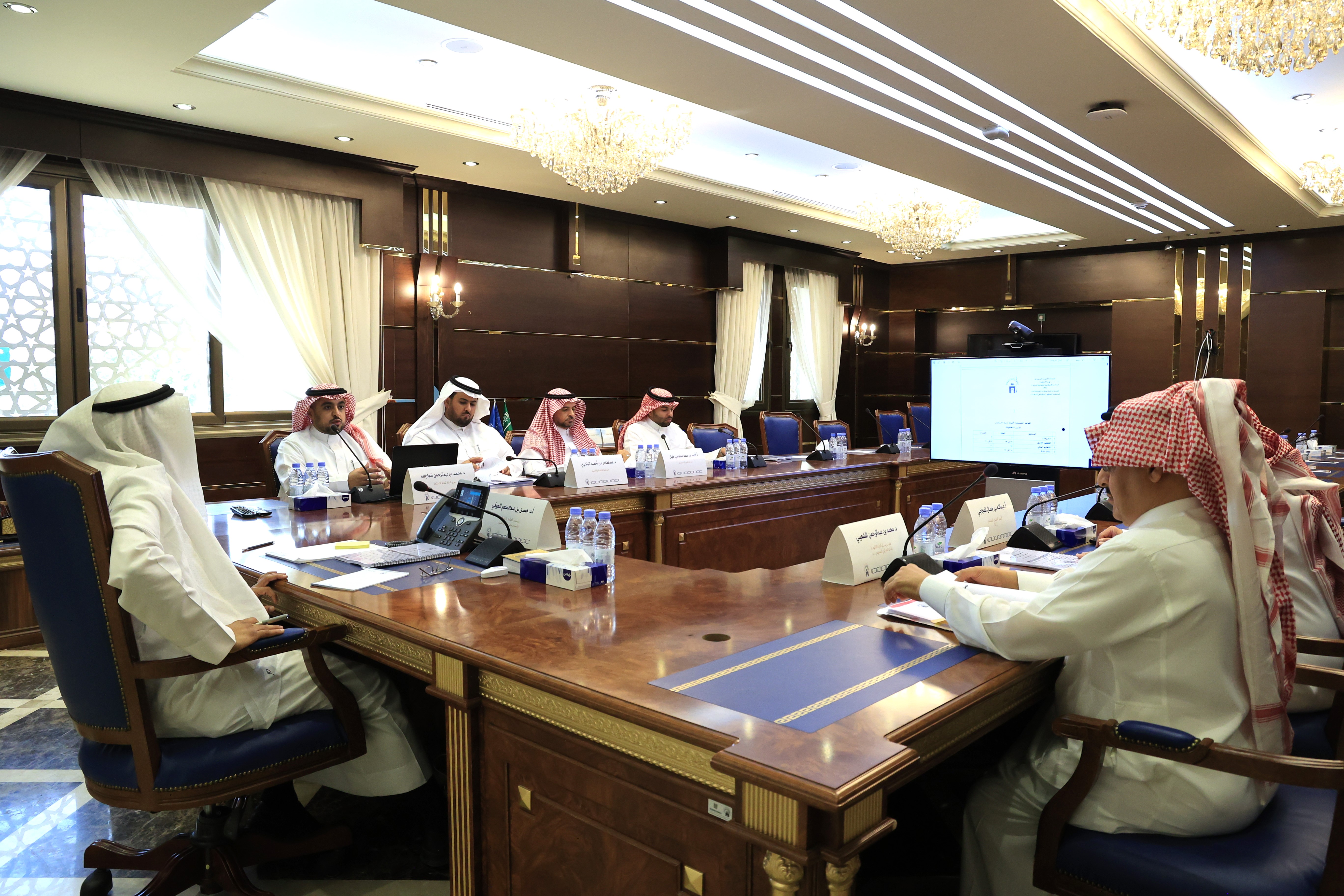 اجتماع لجنة الاستثمار بالجامعة الاسلامية برئاسة سعادة رئيس الجامعة المكلف أ. د. حسن بن عبدالمنعم العوفي لمناقشة خطة وسياسة الاستثمار في الجامعة - 4