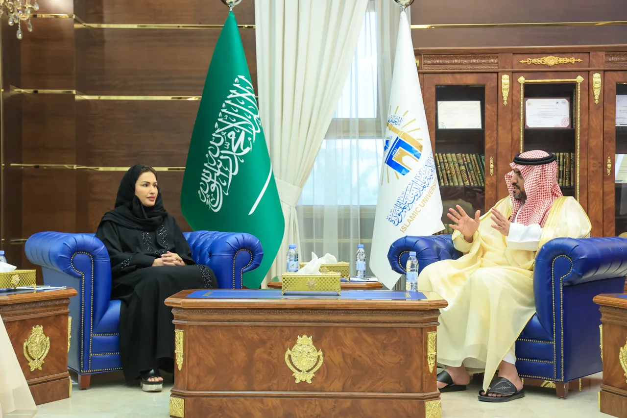 رئيس الجامعة الإسلامية، د. صالح بن علي العقلا، يستقبل رئيسة جامعة طيبة د. نوال بنت محمد الرشيد. - 3