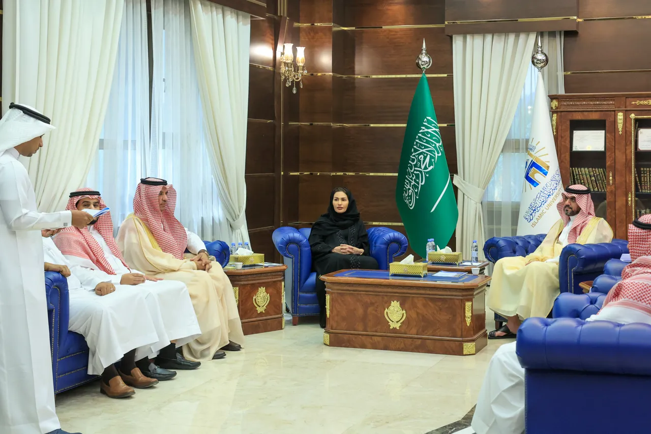 رئيس الجامعة الإسلامية، د. صالح بن علي العقلا، يستقبل رئيسة جامعة طيبة د. نوال بنت محمد الرشيد. - 1