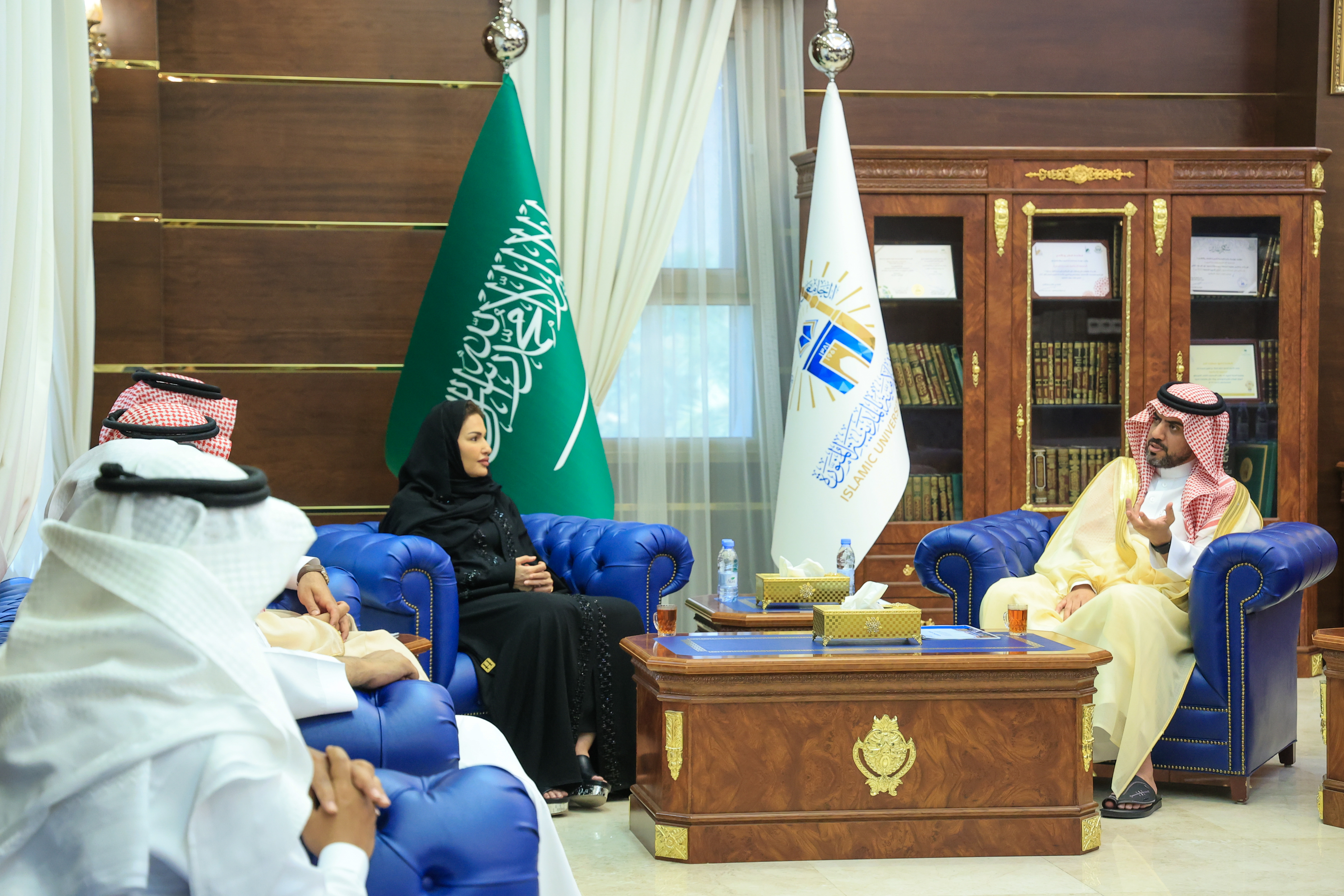 رئيس الجامعة الإسلامية، د. صالح بن علي العقلا، يستقبل رئيسة جامعة طيبة د. نوال بنت محمد الرشيد. - 2