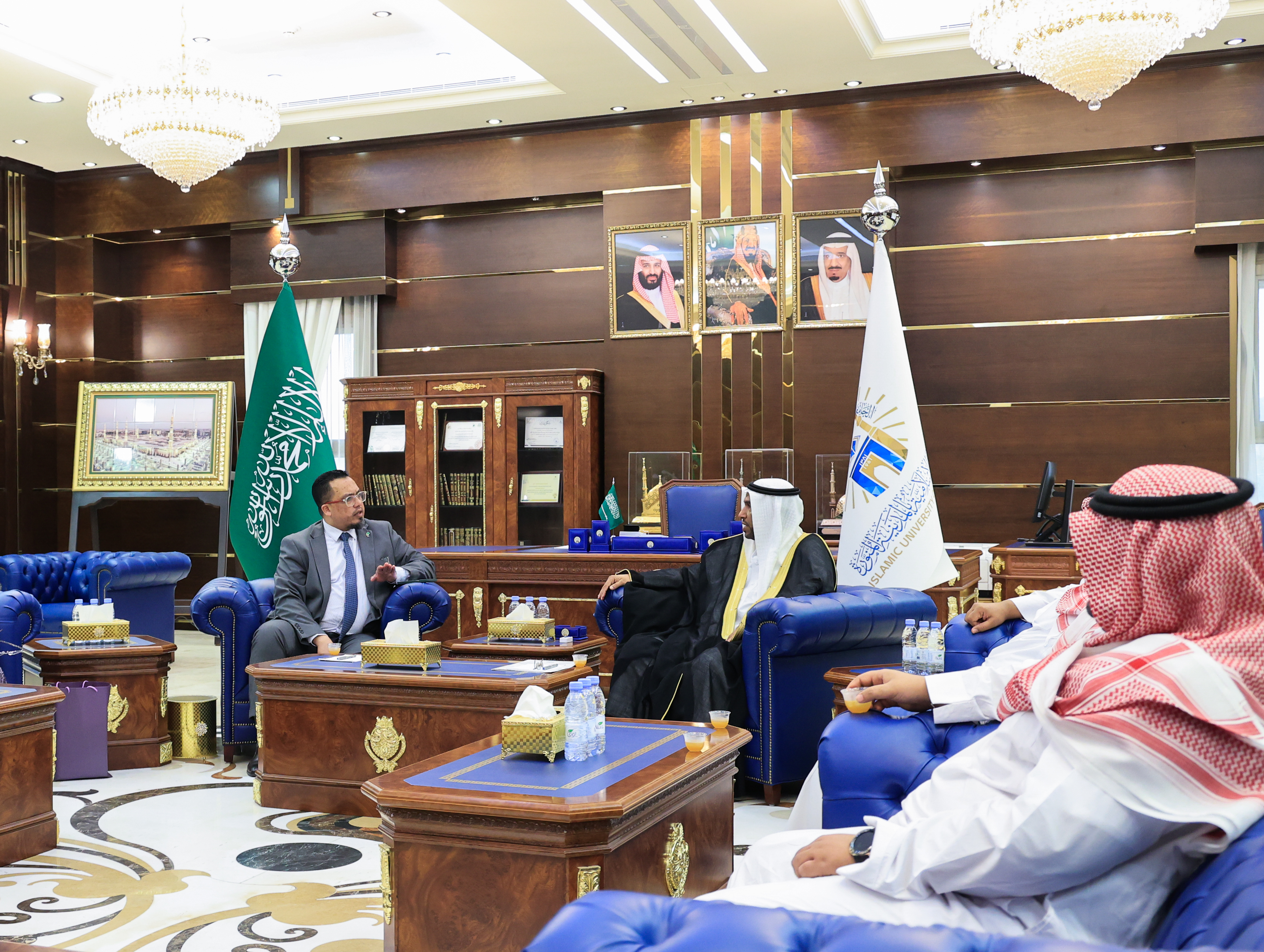 استقبل سعادة رئيس الجامعة الإسلامية المكلف، أ. د. حسن بن عبدالمنعم العوفي، سعادة القنصل العام لجمهورية جنوب إفريقيا - 3