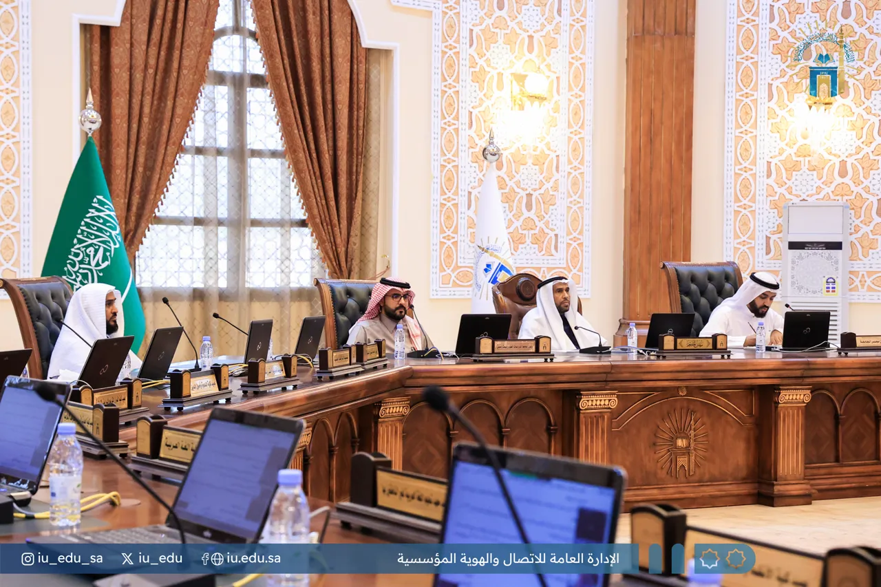 برئاسة سعادة رئيس الجامعة الإسلامية المكلف أ.د. حسن بن عبدالمنعم العوفي، عقد مجلس الجامعة جلسته الخامسة للعام الجامعي ١٤٤٥هـ - 2