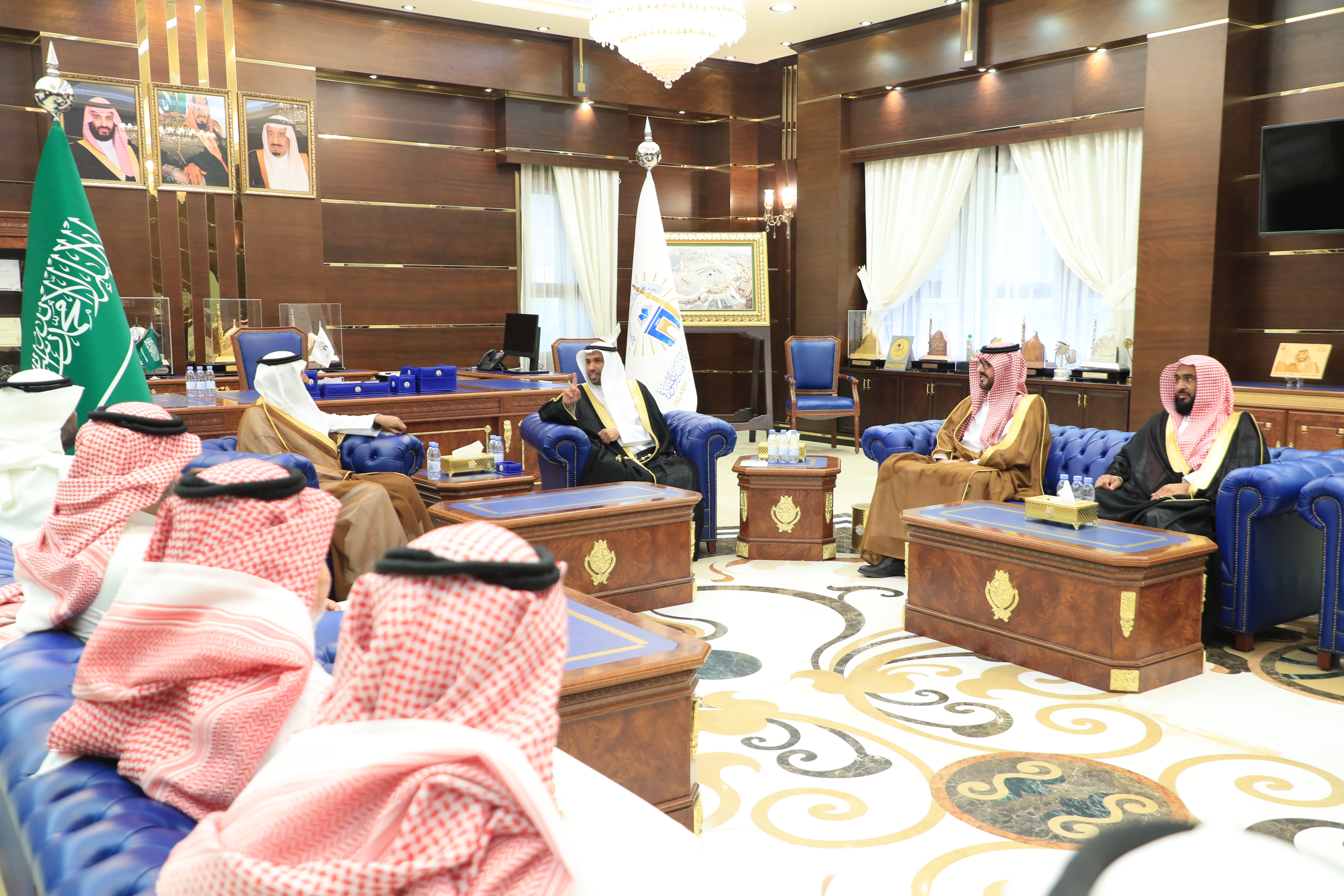 ‏استقبل سعادة رئيس ⁧‫الجامعة الإسلامية‬⁩ المكلف، أ.د. حسن بن عبدالمنعم العوفي، معالي أمين عام دارة الملك عبدالعزيز المكلف الدكتور فهد بن عبدالله السماري - 2