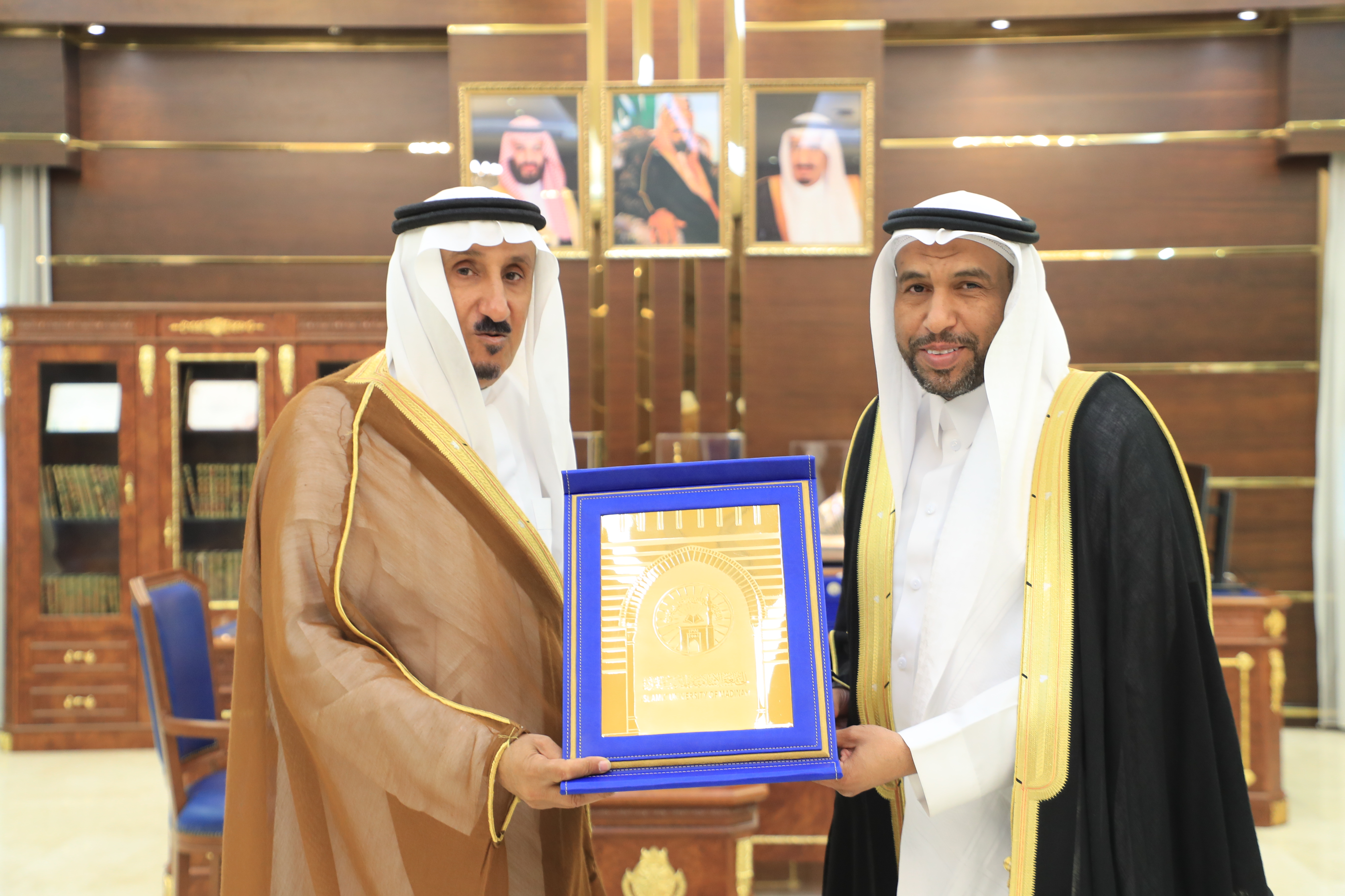 ‏استقبل سعادة رئيس ⁧‫الجامعة الإسلامية‬⁩ المكلف، أ.د. حسن بن عبدالمنعم العوفي، معالي أمين عام دارة الملك عبدالعزيز المكلف الدكتور فهد بن عبدالله السماري - 3