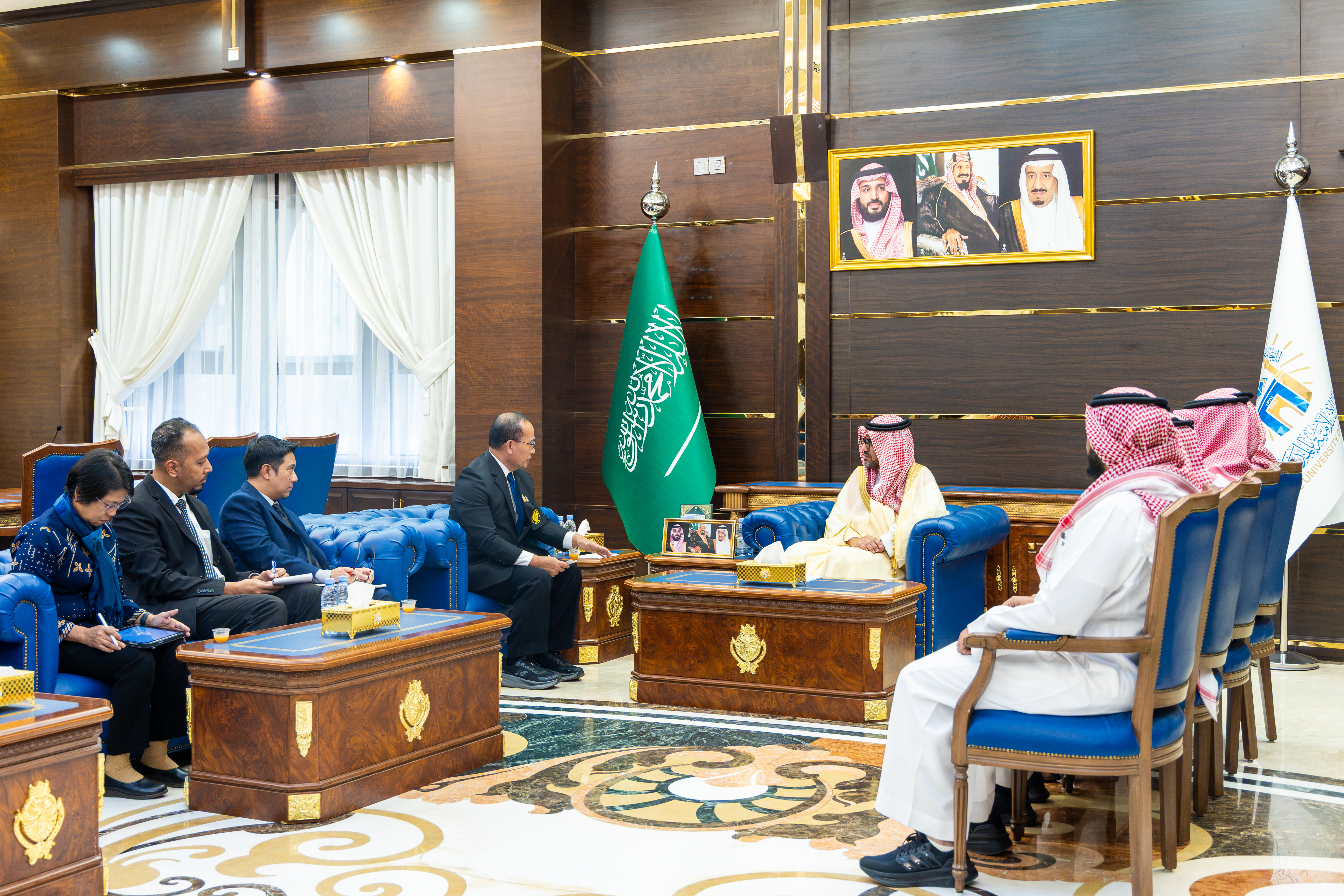 رئيس الجامعة الإسلامية يستقبل مستشار التكامل والتنمية بمركز إدارة محافظات الحدود الجنوبية بمملكة تايلاند - 3