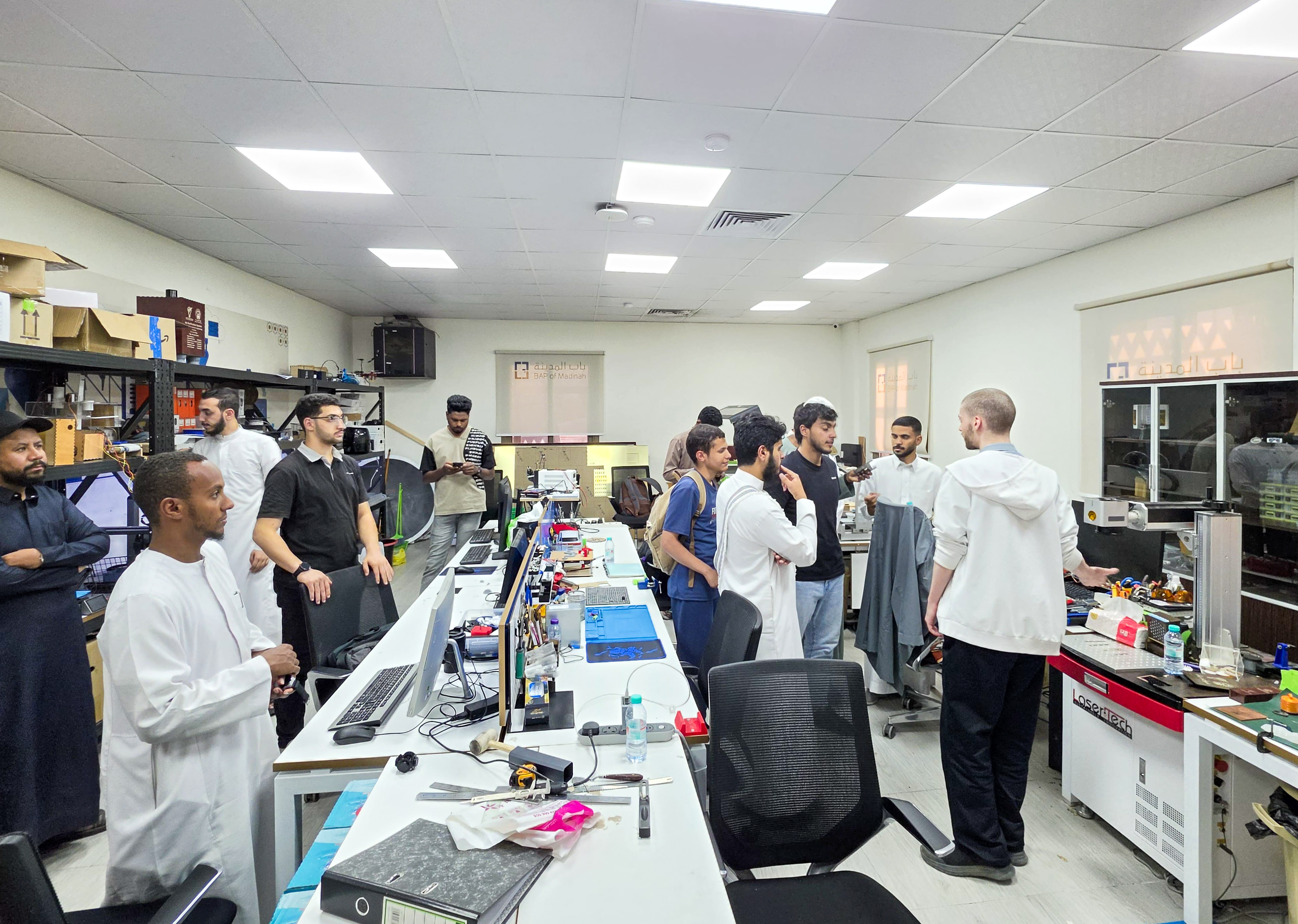 الجامعة الإسلامية تطلق برنامج «ساعة ابتكار» في الذكاء الاصطناعي والتصنيع الرقمي - 3