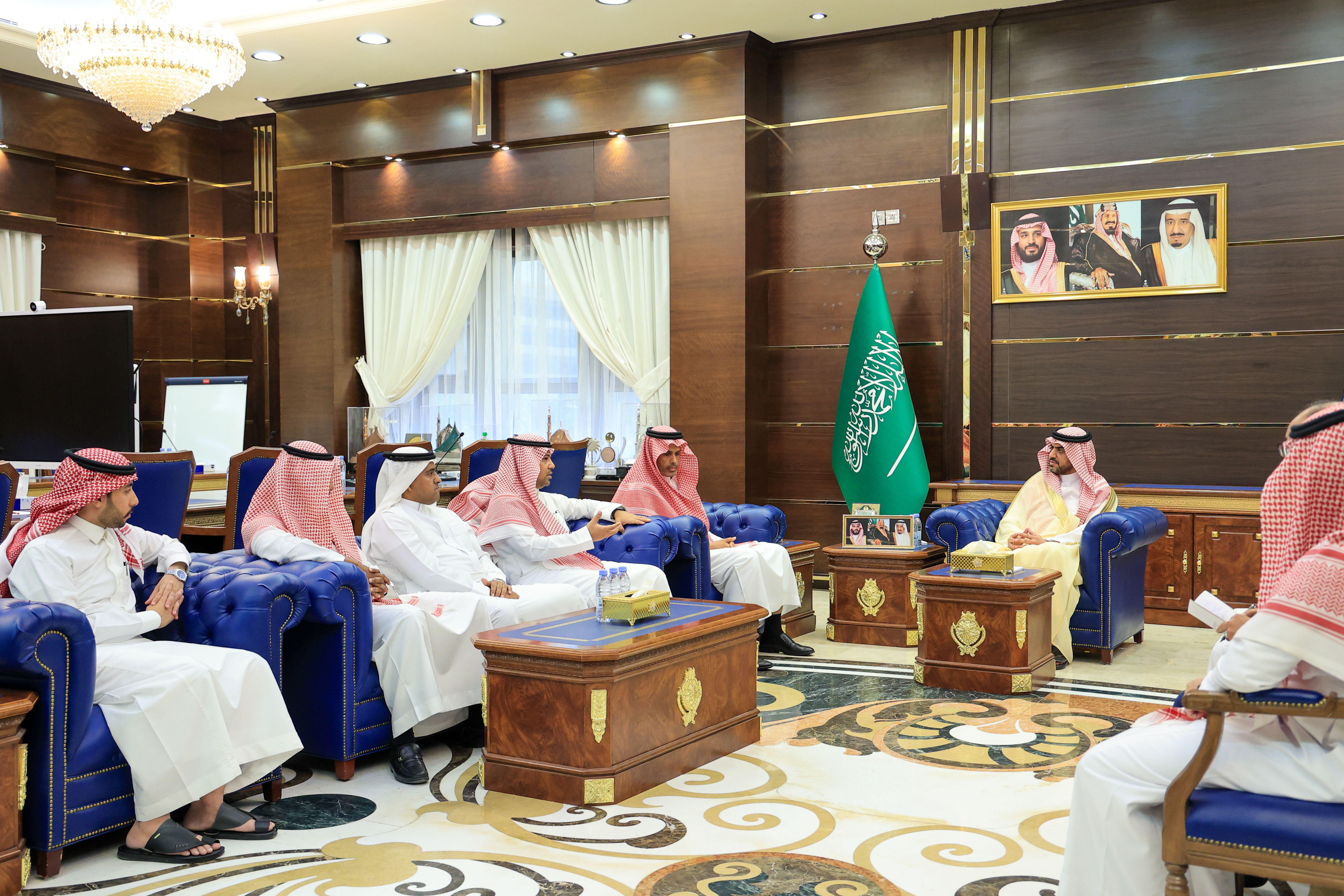 رئيس الجامعة الإسلامية د. صالح بن علي العقلا، يستقبل وفدًا من وزارة الداخلية، والمديرية العامة للجوازات. - 2