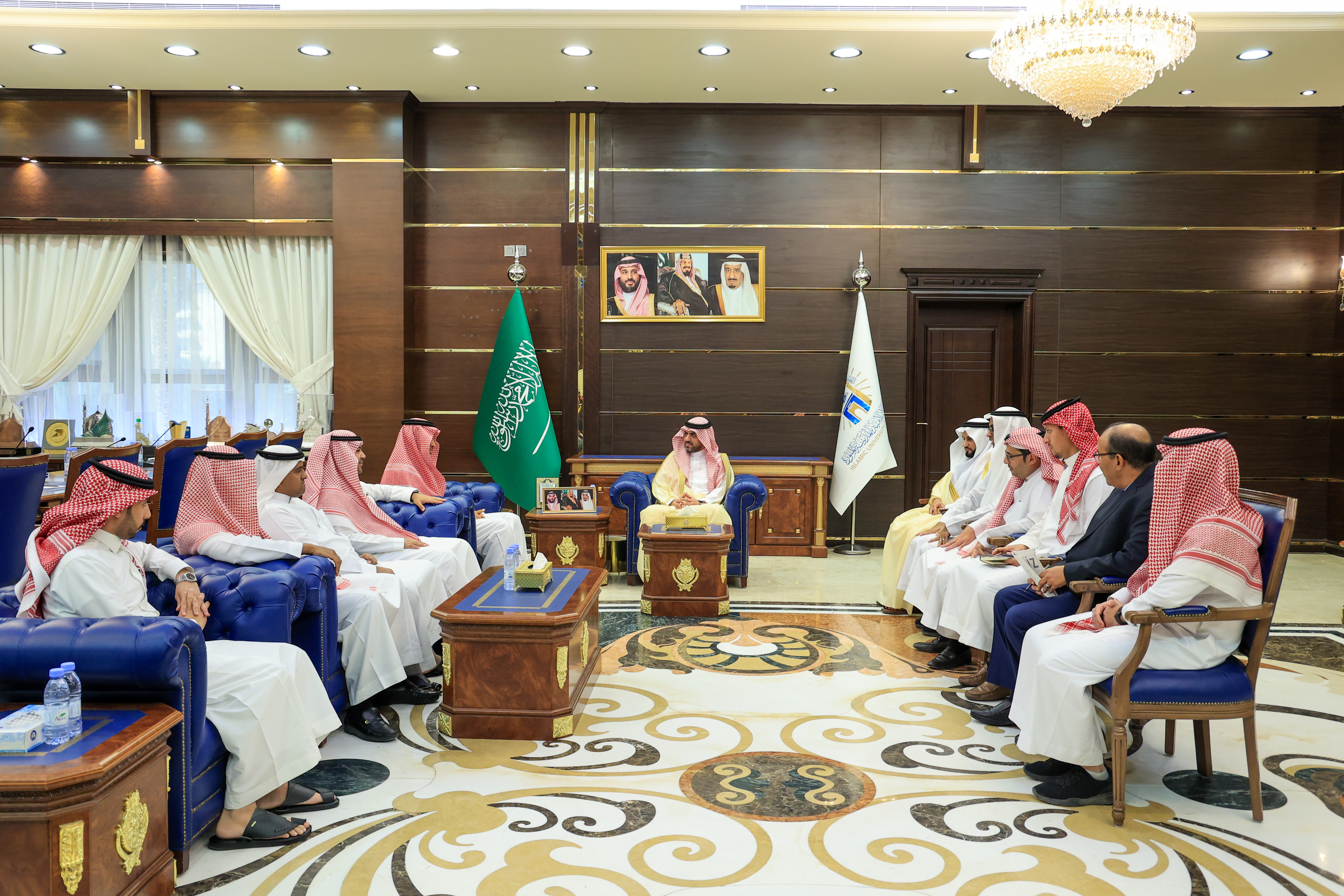 رئيس الجامعة الإسلامية د. صالح بن علي العقلا، يستقبل وفدًا من وزارة الداخلية، والمديرية العامة للجوازات. - 1