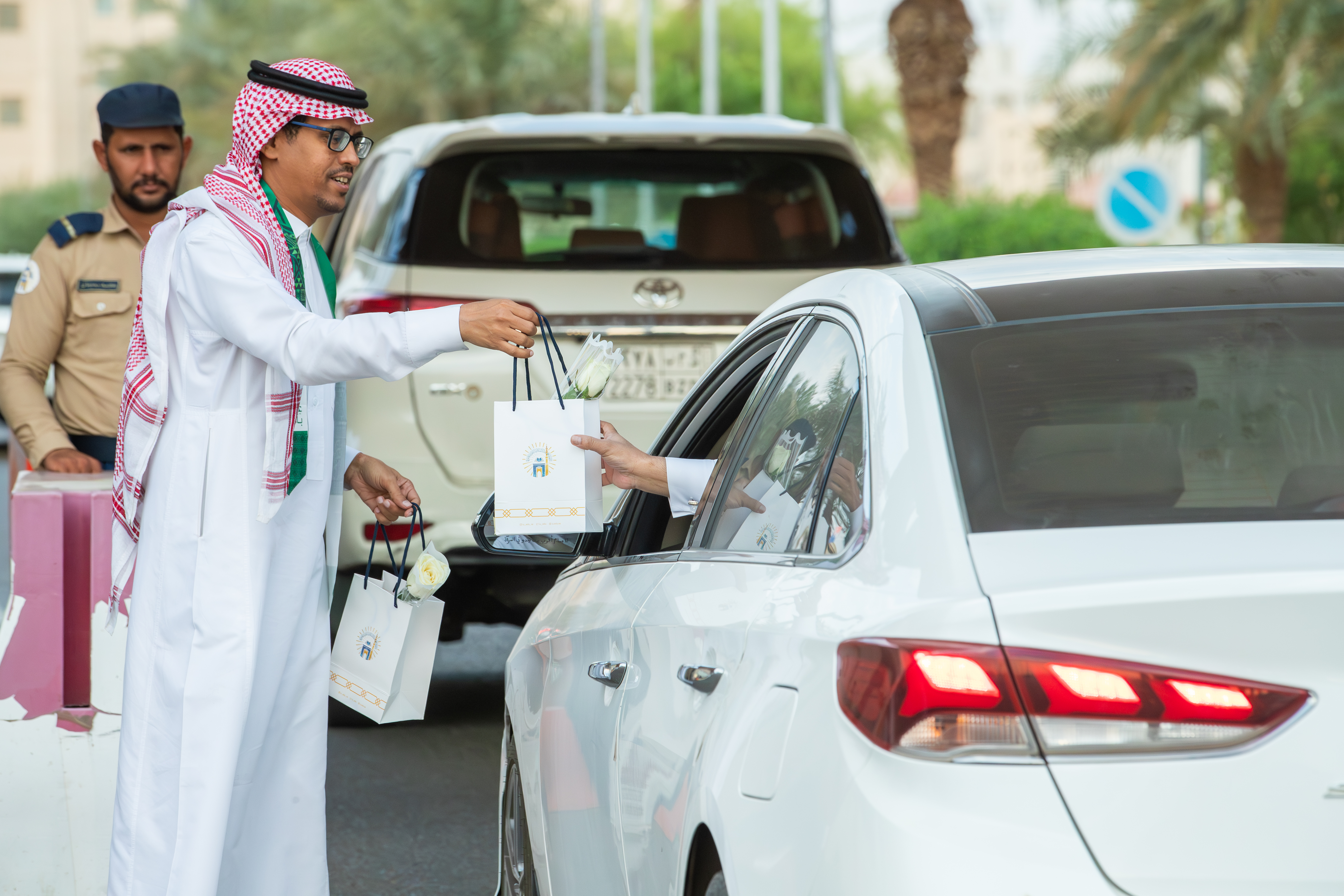 الجامعة الإسلامية تستقبل منسوبيها بالهدايا والورود احتفاء باليوم الوطني السعودي95.   - 5