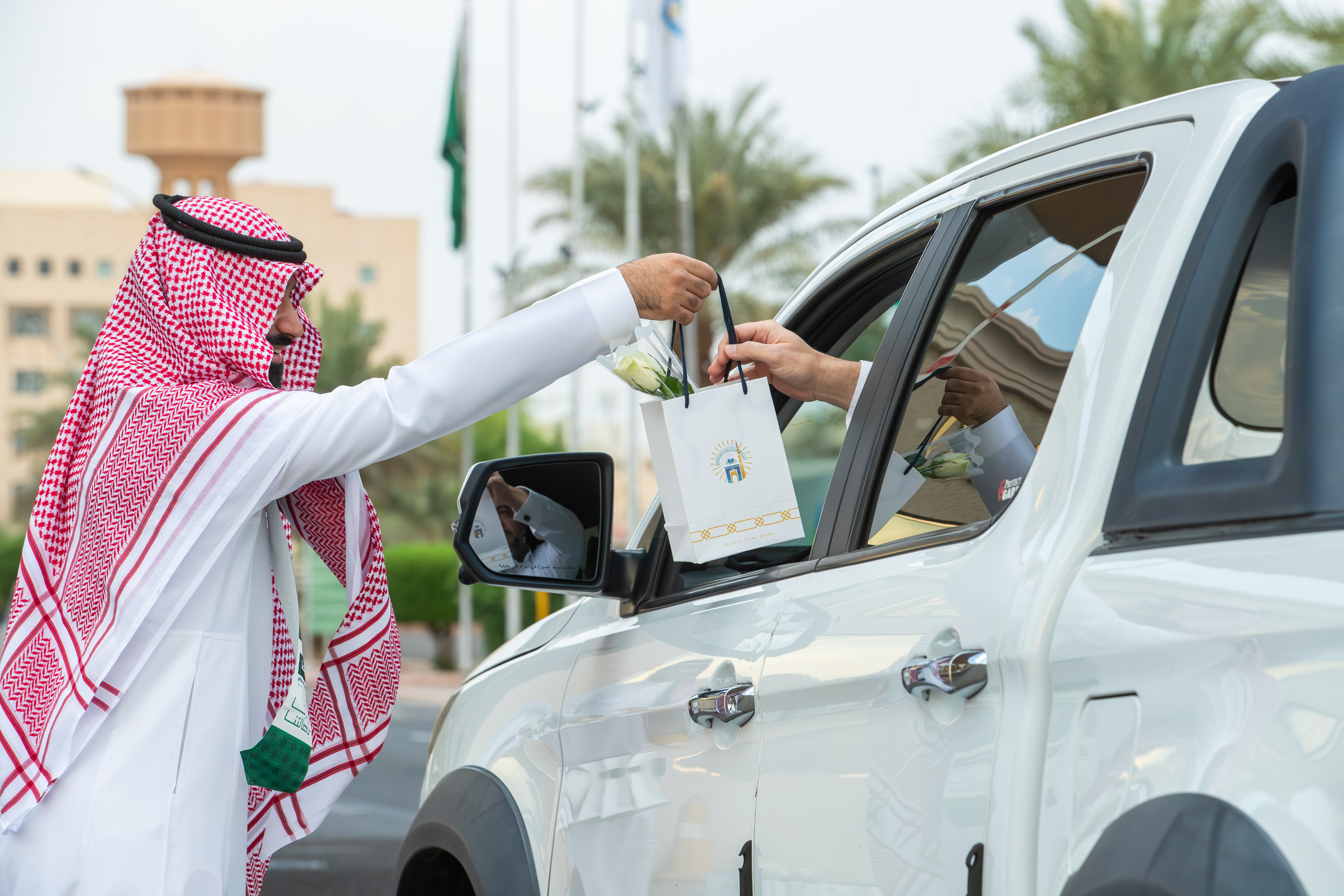 الجامعة الإسلامية تستقبل منسوبيها بالهدايا والورود احتفاء باليوم الوطني السعودي95.   - 4