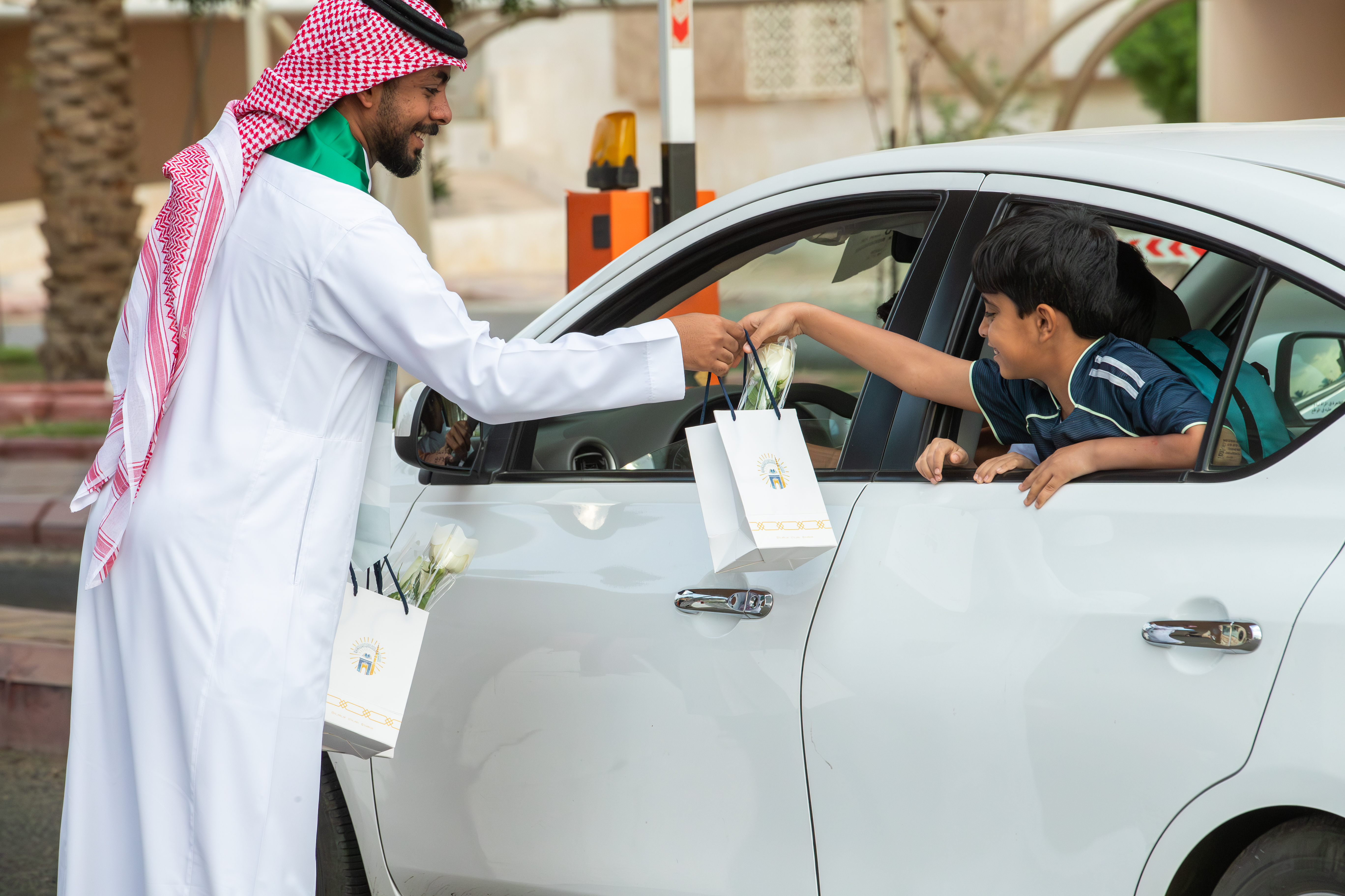 الجامعة الإسلامية تستقبل منسوبيها بالهدايا والورود احتفاء باليوم الوطني السعودي95.   - 3