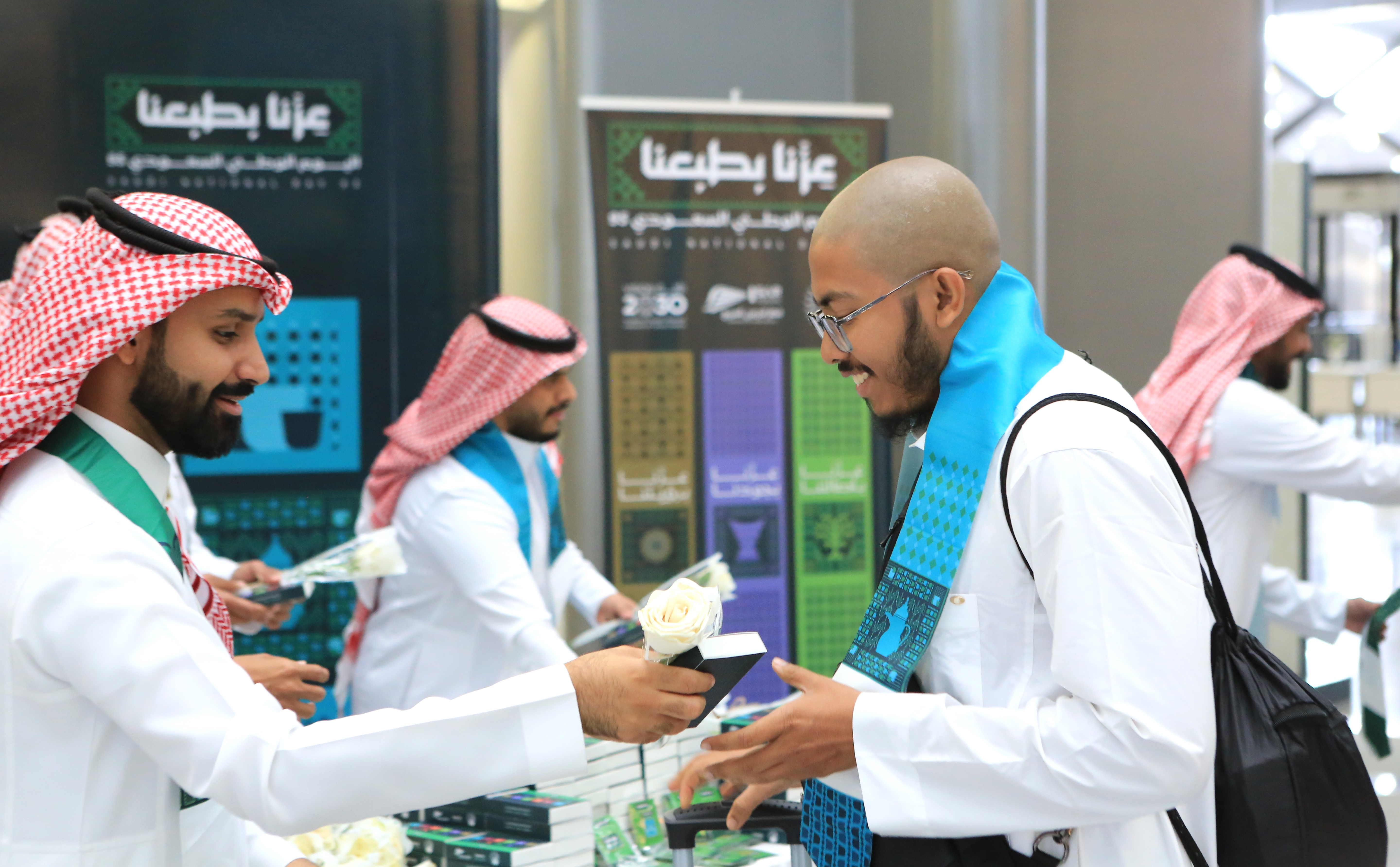 الجامعة الإسلامية تشارك زوار المدينة المنورة الاحتفاء باليوم الوطني السعودي 95 في محطة قطار الحرمين السريع - 2