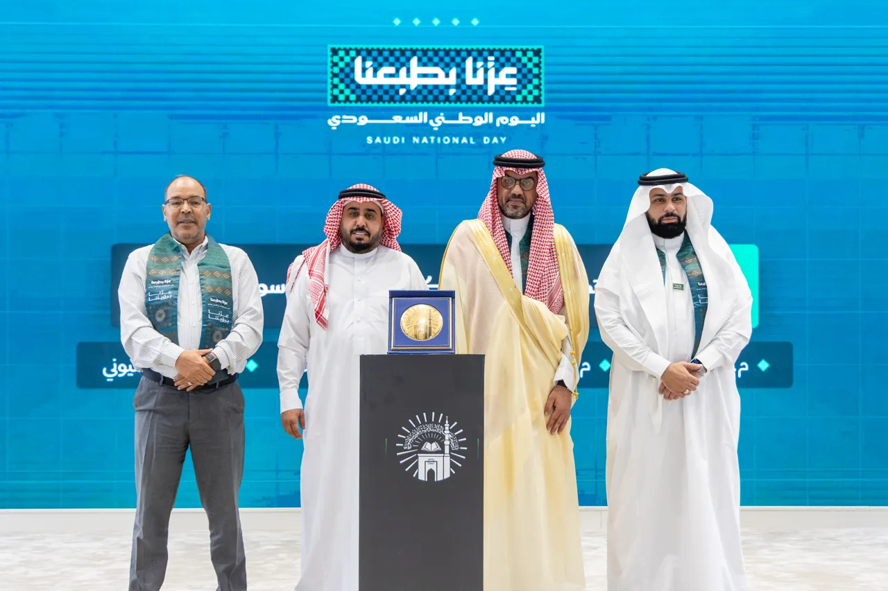 تكريم لجنة التحكيم
