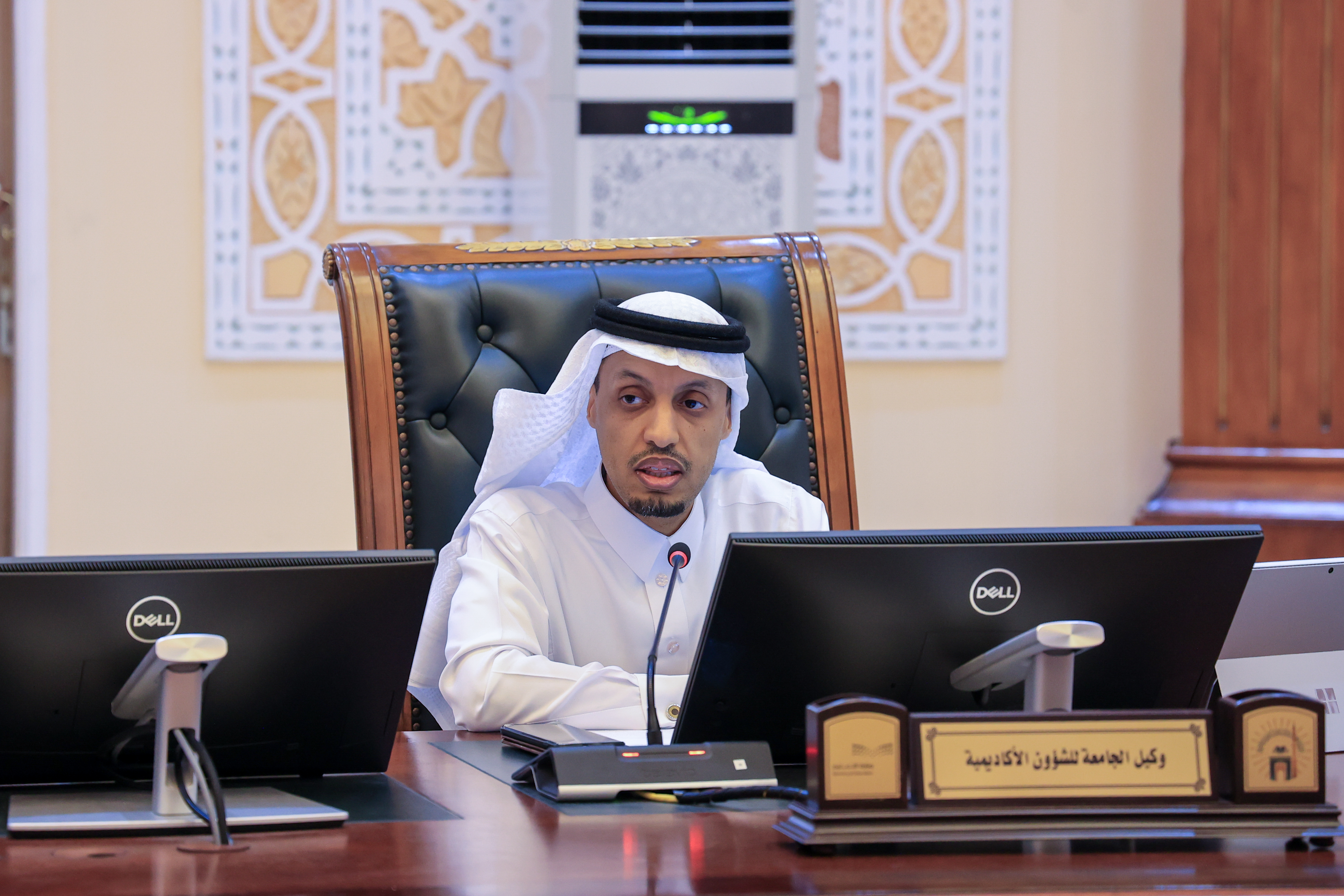 رئيس الجامعة، يترأس انعقاد اللجنة الدائمة الاستشارية في جلستها الثانية من العام الجامعي الحالي.  - 2