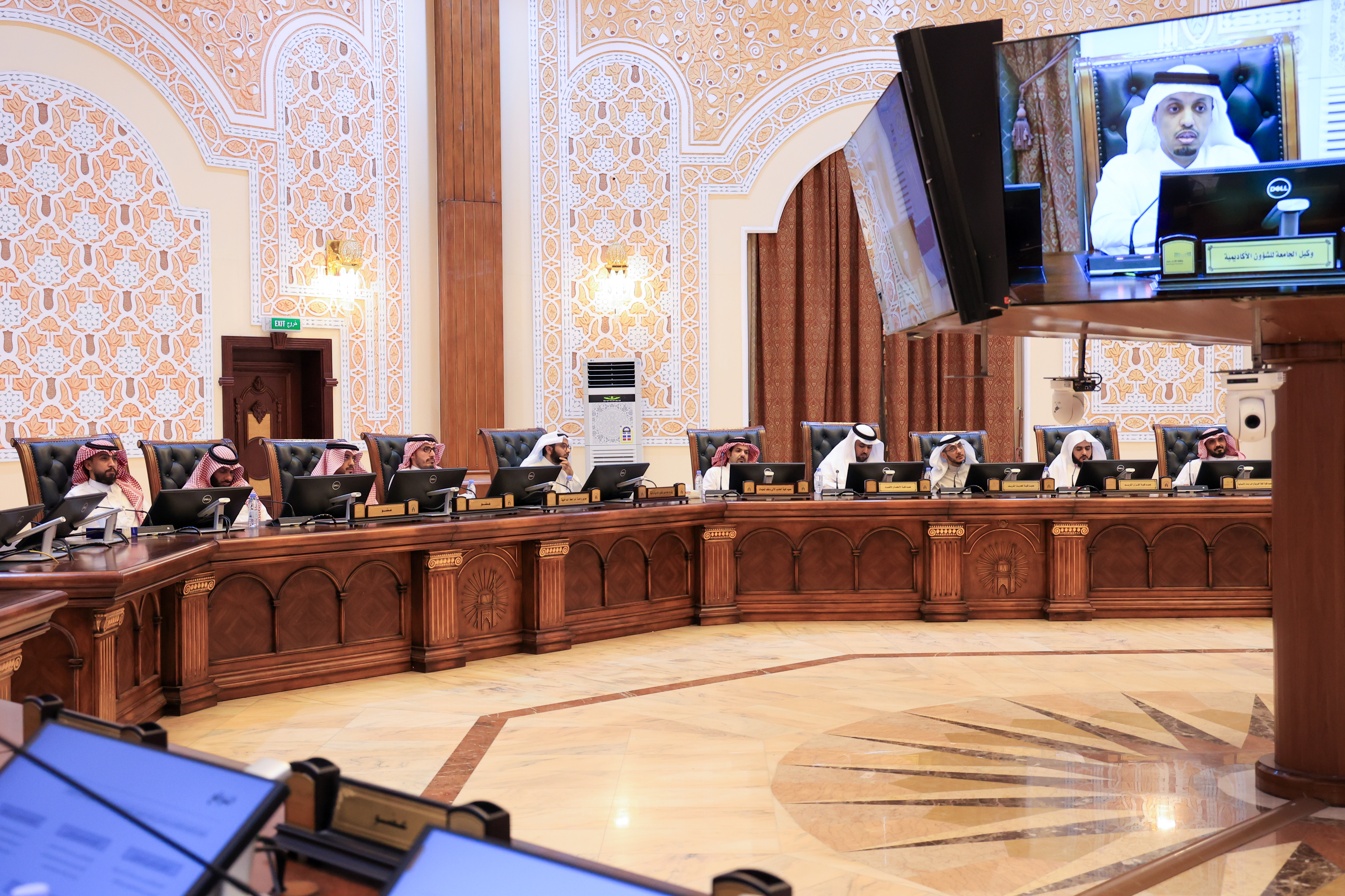 رئيس الجامعة، يترأس انعقاد اللجنة الدائمة الاستشارية في جلستها الثانية من العام الجامعي الحالي.  - 3