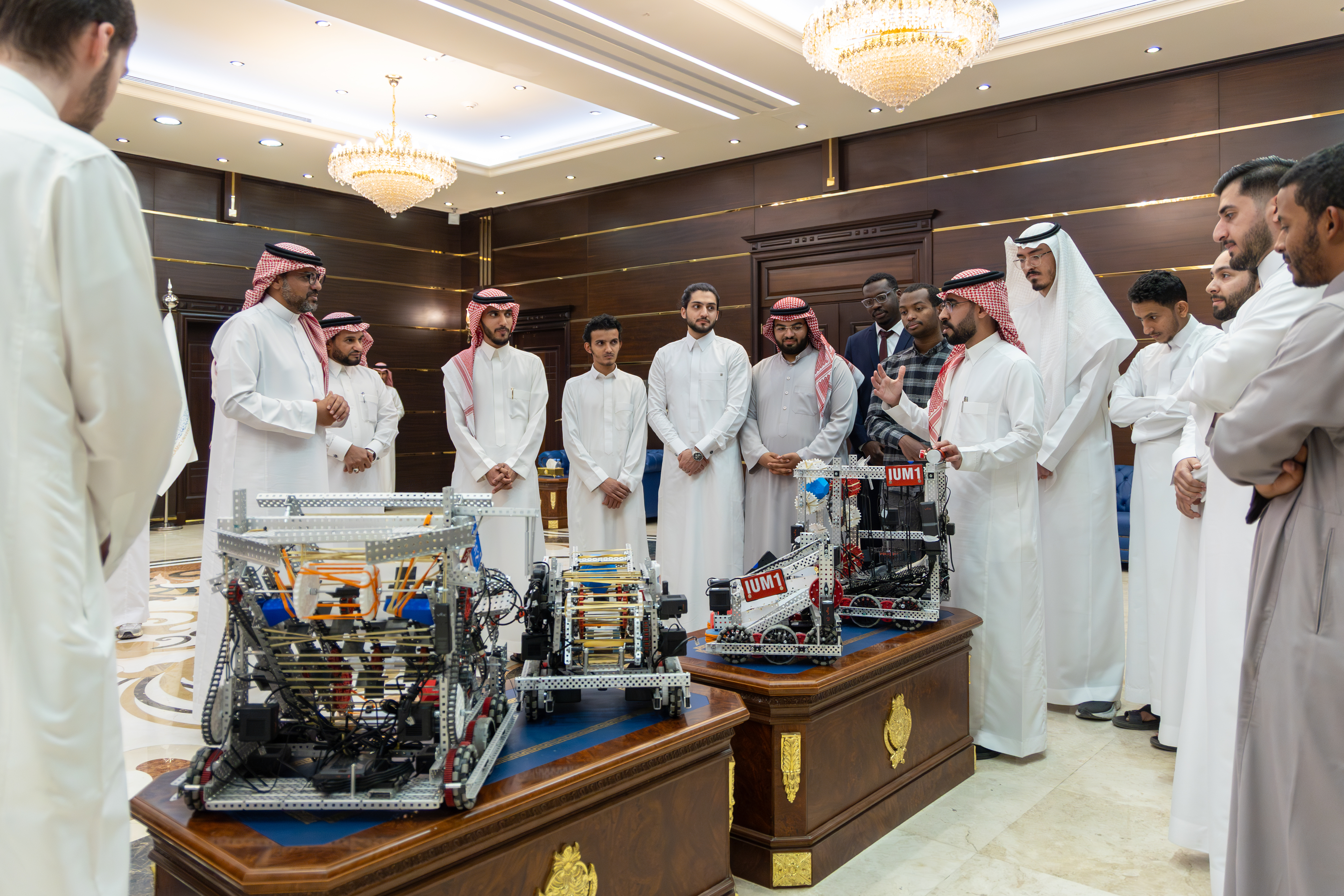 رئيس الجامعة الإسلامية يكرّم فريقي (IUM1) و (IUM2) المشاركين في بطولة VEX Robotics الوطنية - 3