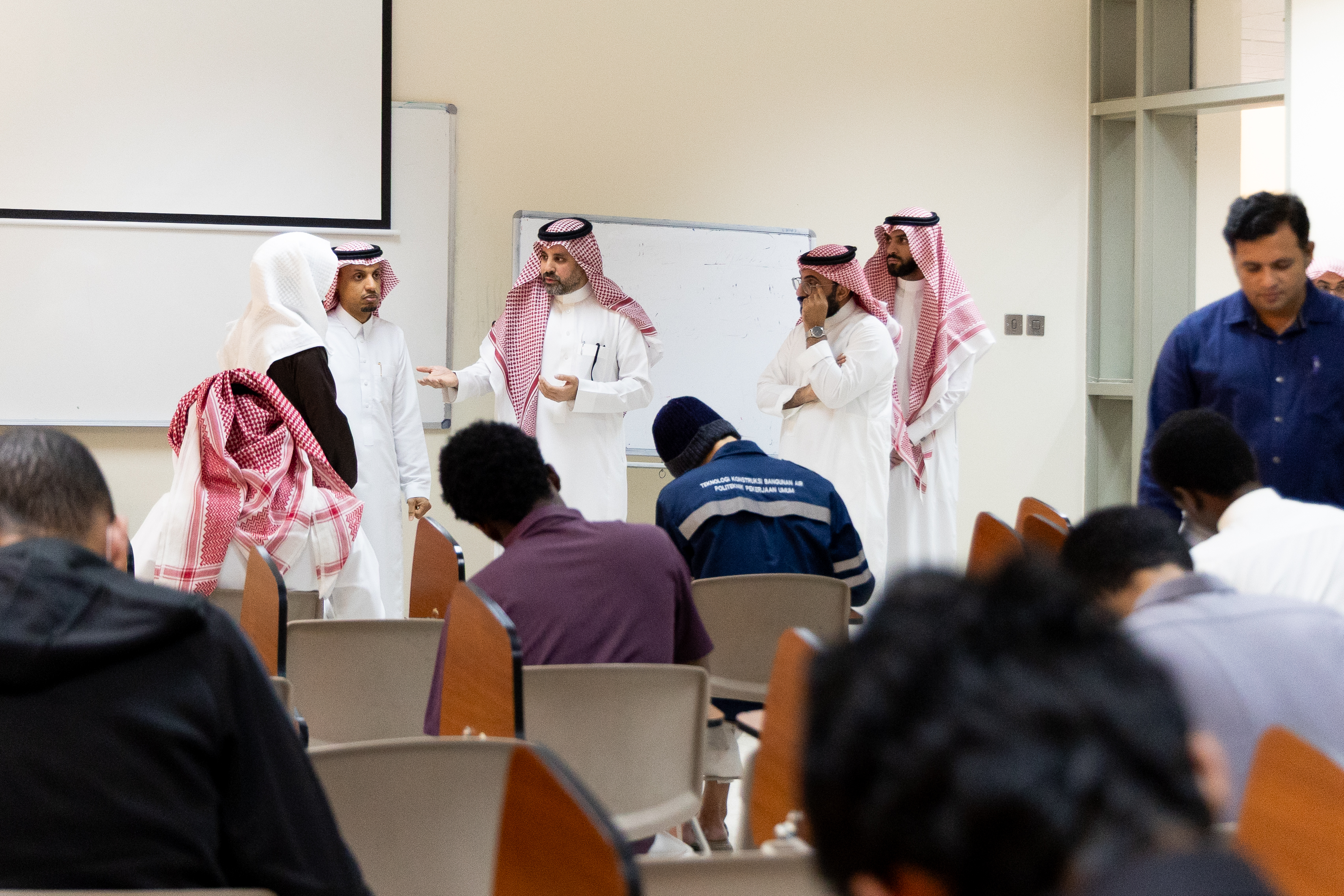 وكيل الجامعة الإسلامية يتفقد قاعات الاختبارات بكليات الجامعة - 1
