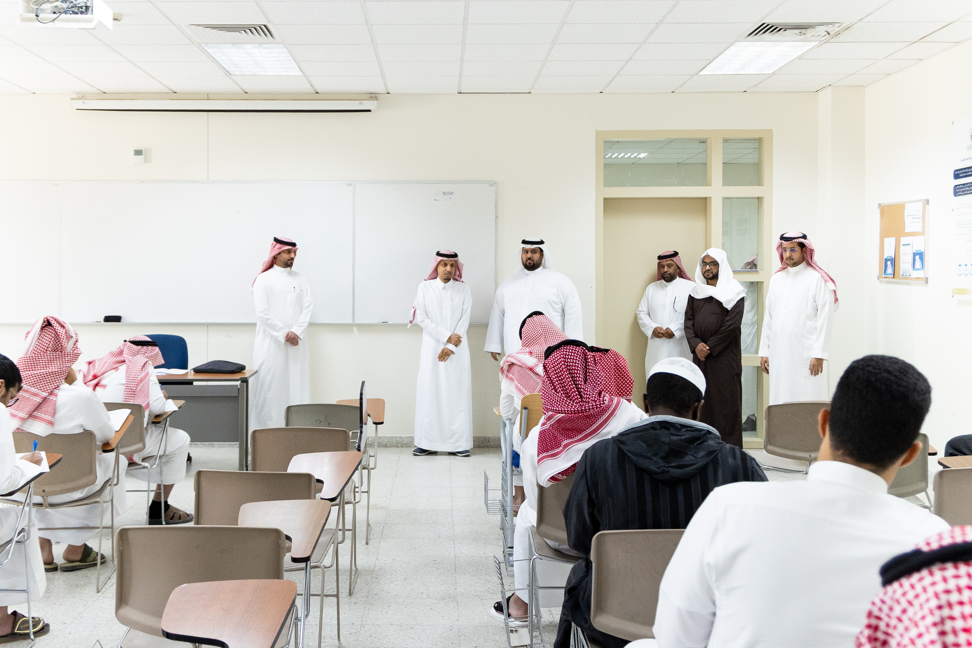 وكيل الجامعة الإسلامية يتفقد قاعات الاختبارات بكليات الجامعة - 4