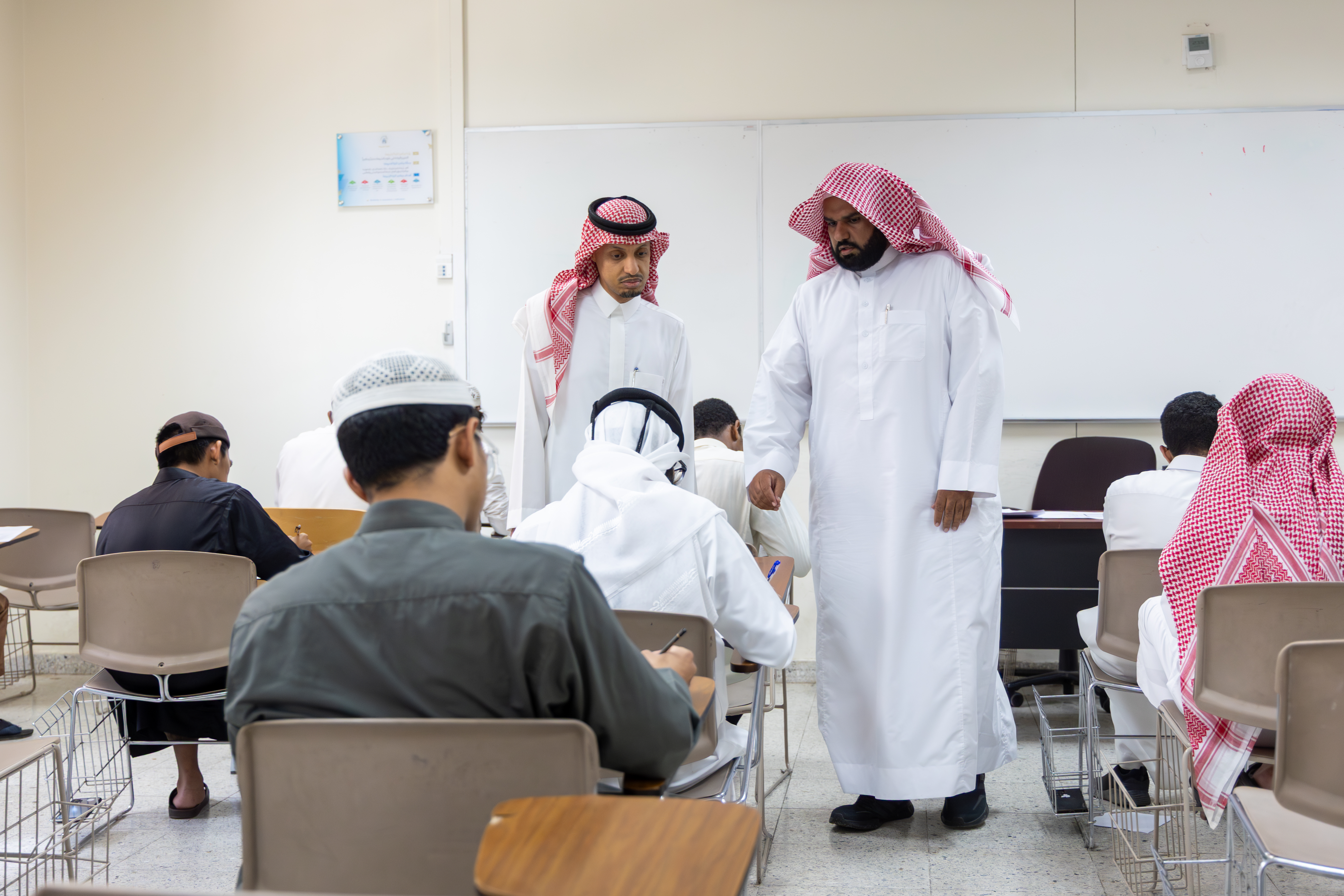 وكيل الجامعة الإسلامية للشؤون الأكاديمية يطّلع على قاعات الاختبارات بكليات الجامعة - 2