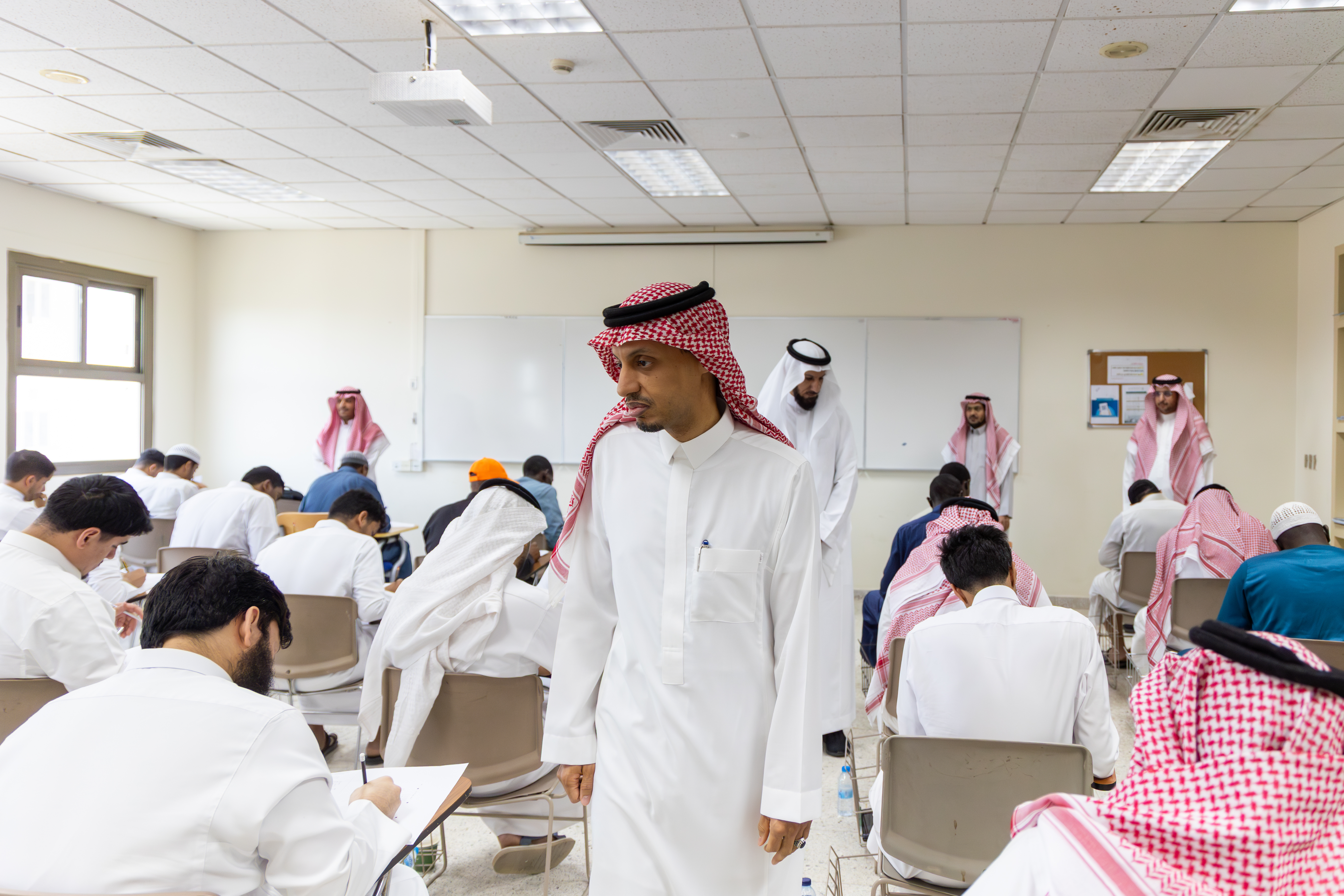 وكيل الجامعة الإسلامية للشؤون الأكاديمية يطّلع على قاعات الاختبارات بكليات الجامعة - 1