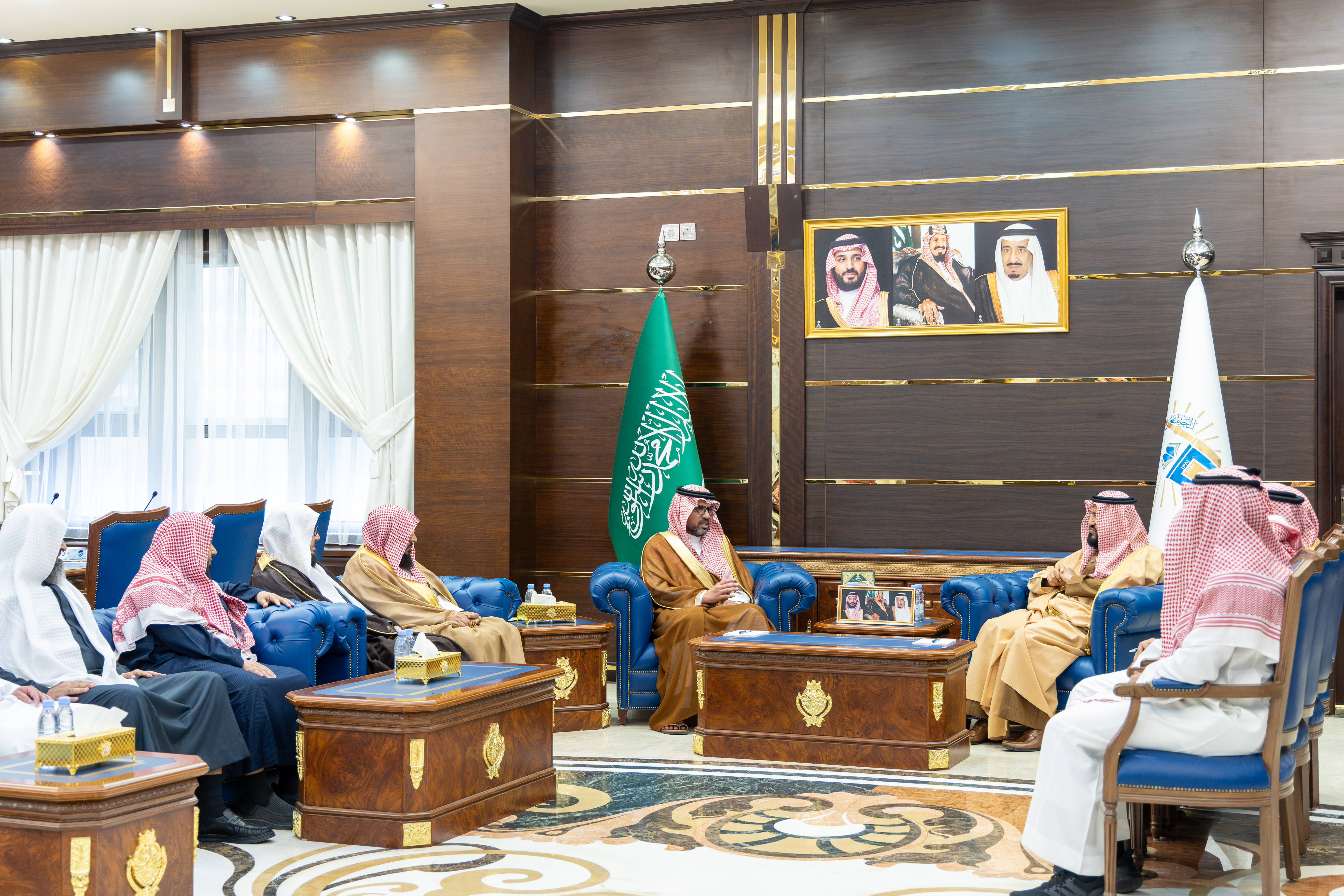 رئيس الجامعة الإسلامية يستقبل أعضاء الجمعية العلمية السعودية لعلوم العقيدة والأديان والفرق والمذاهب - 2