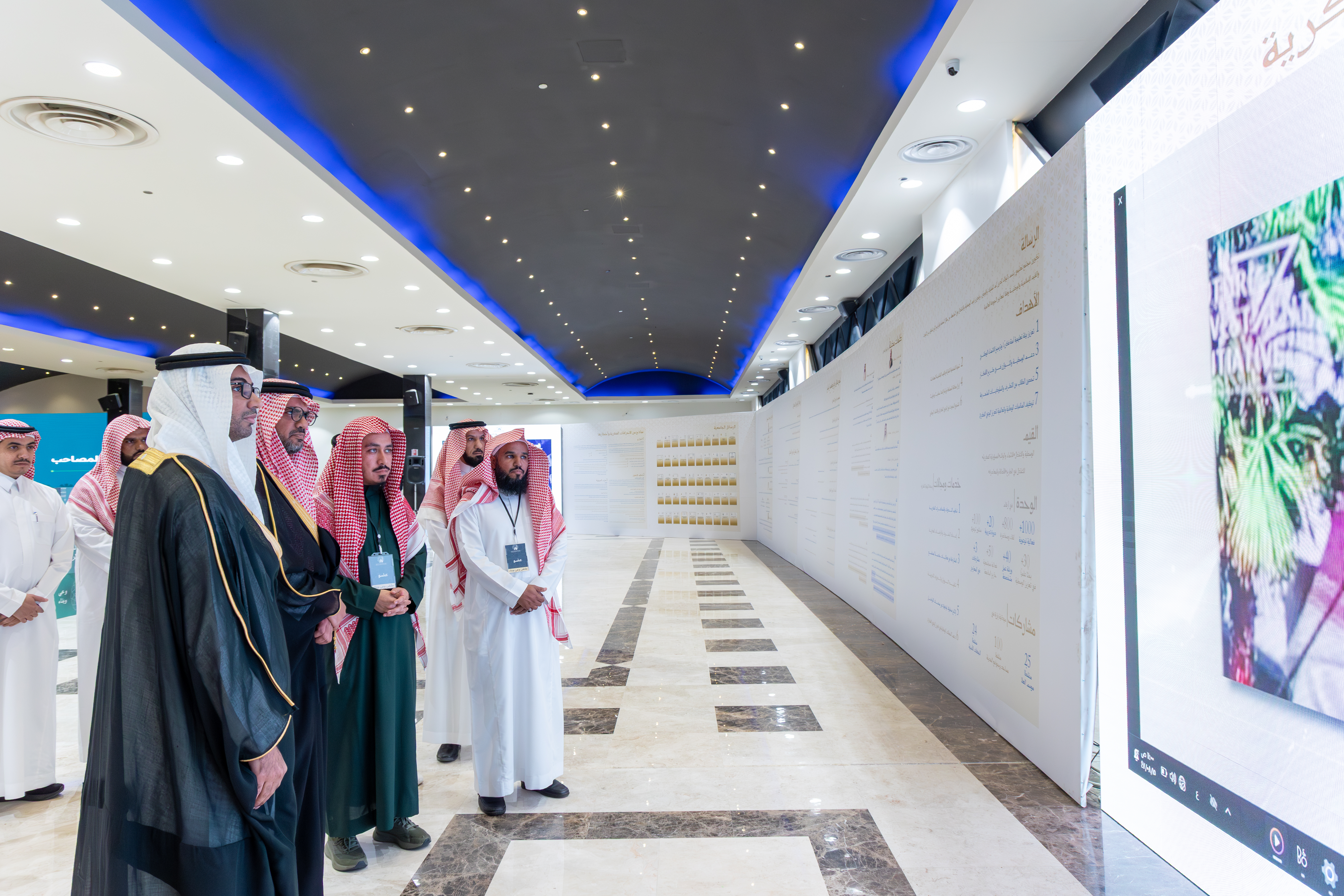 رئيس الجامعة يدشّن الملتقى والمعرض الطلابي الأول لوحدة التوعية الفكرية «وعي وبناء» - 8
