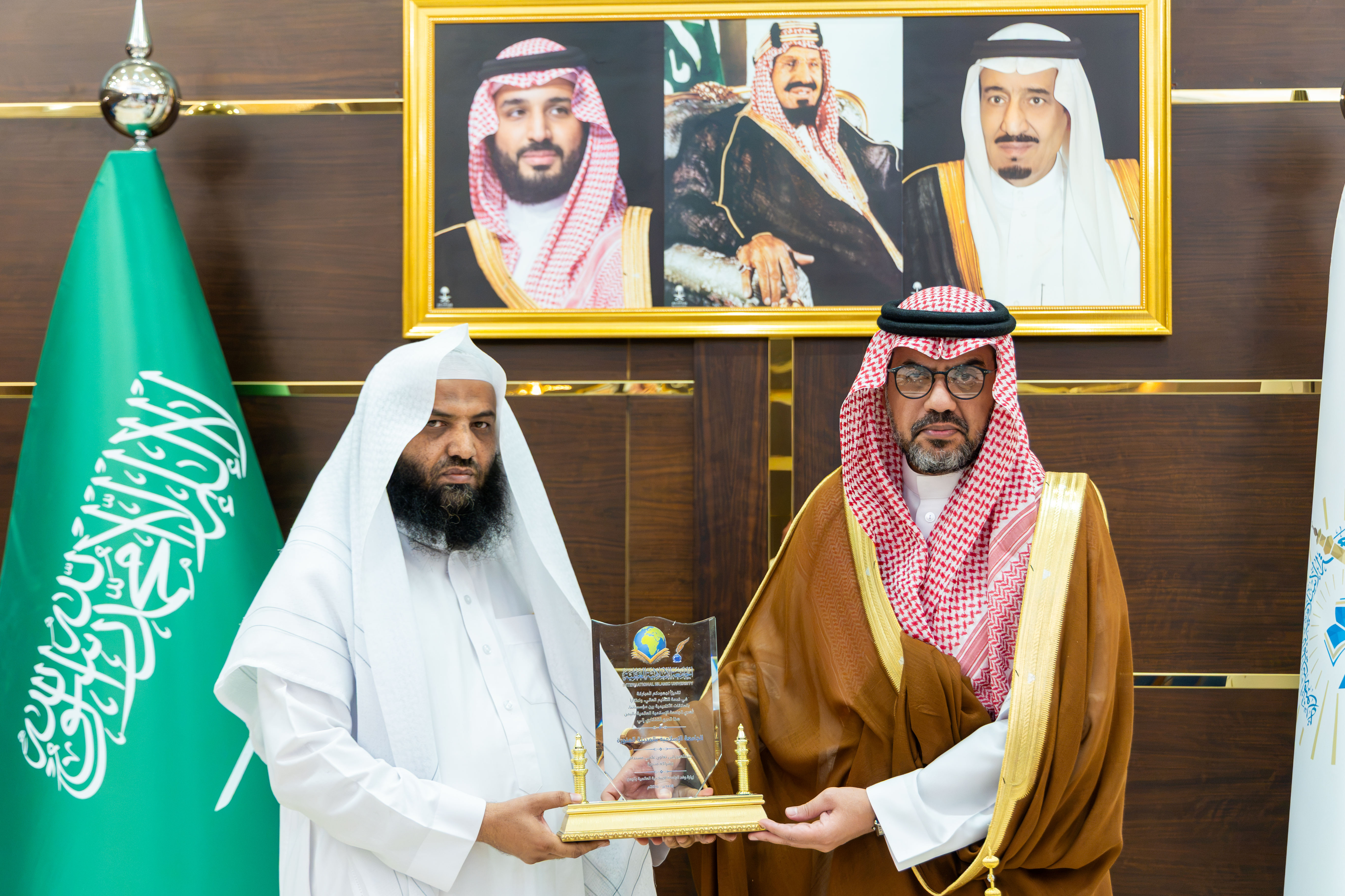 رئيس الجامعة الإسلامية يستقبل وفدًا أكاديميًا من الجامعة الإسلامية العالمية باليمن - 4