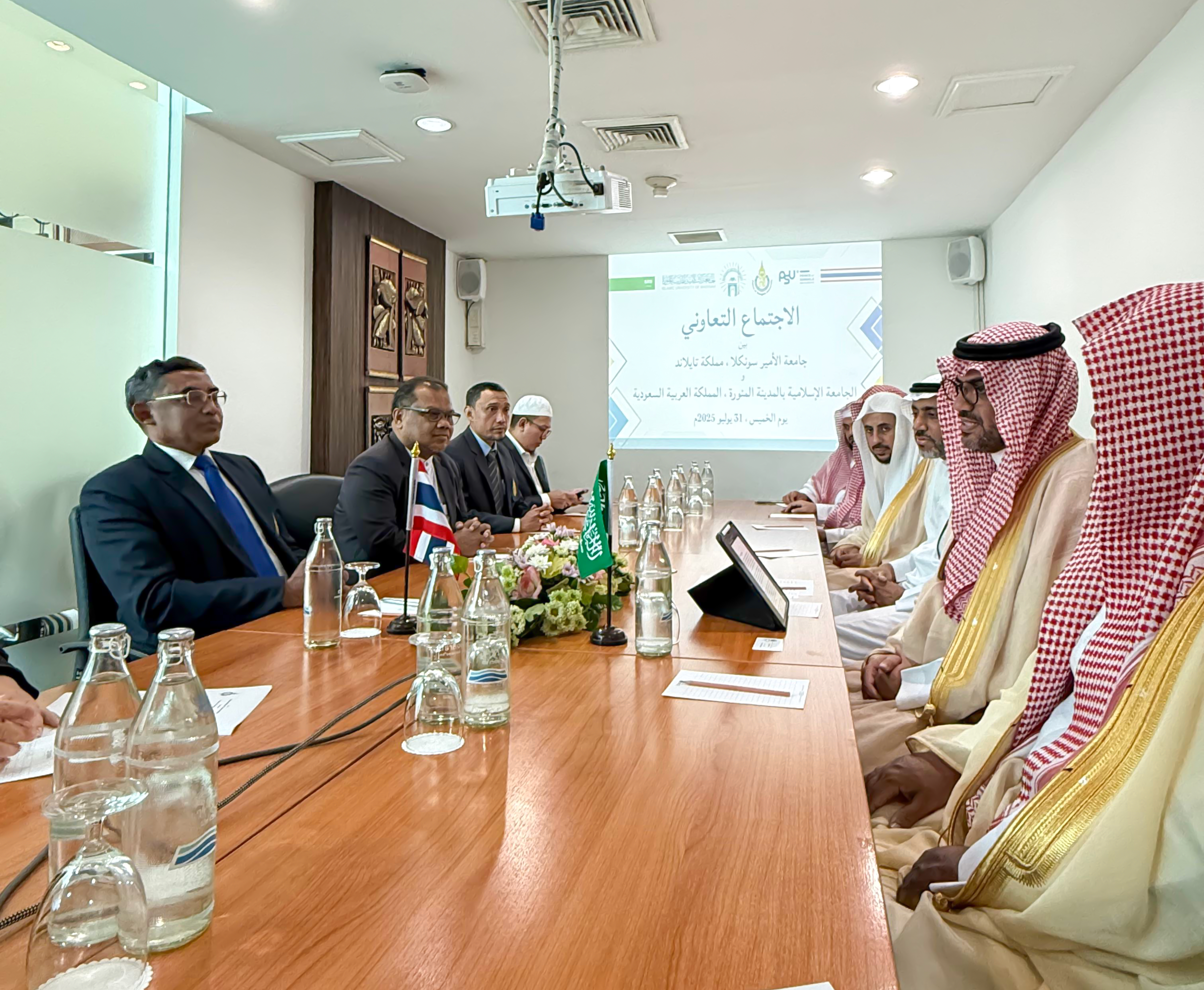 عُقد اليوم اجتماع تعاوني بين الجامعة الإسلامية وجامعة الأمير سونكلا بمملكة تايلاند - 3