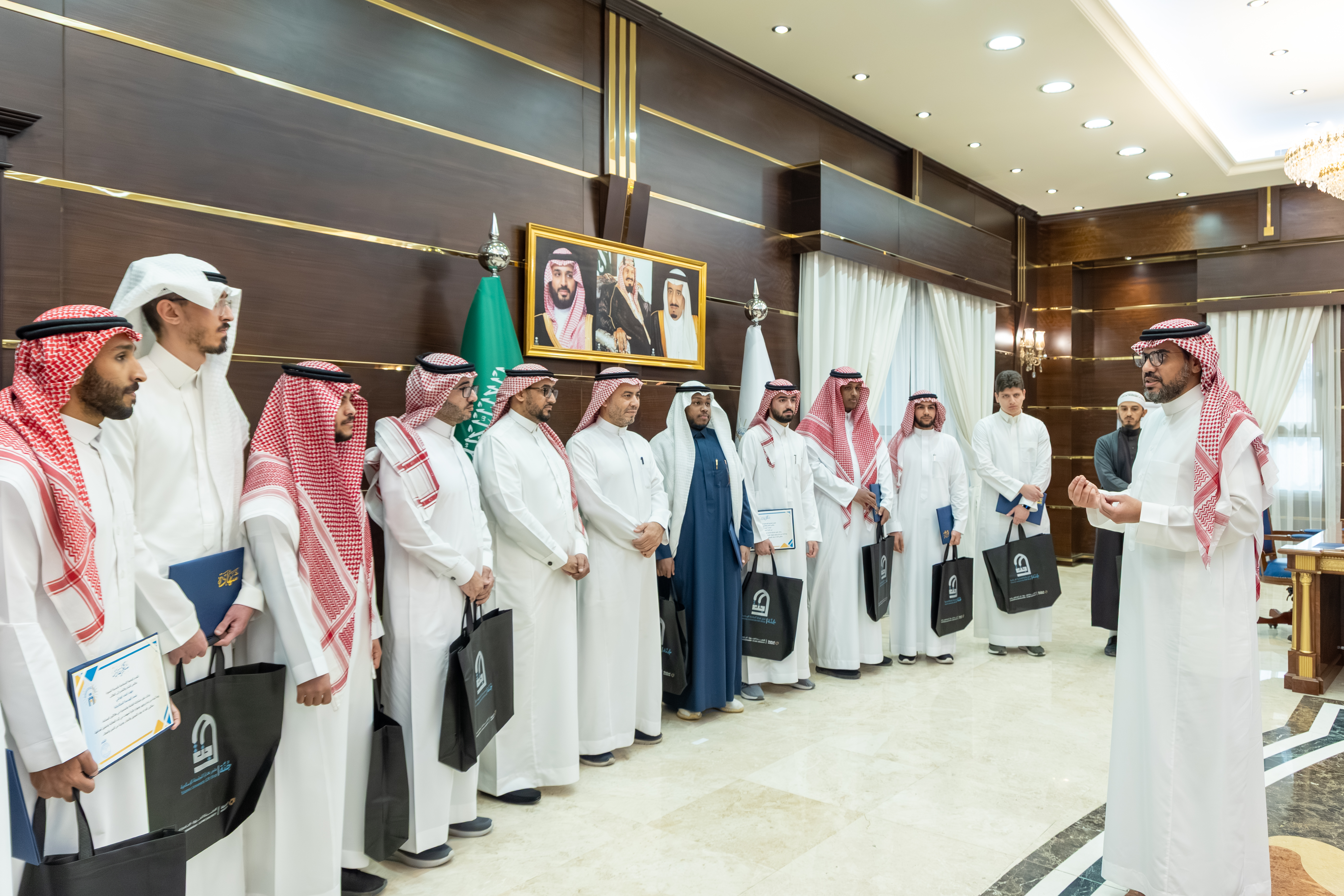 رئيس الجامعة الإسلامية يكرّم فريق “مِسبار” الفائز بالمركز الأول في هاكاثون الصناعة 2025 - 2
