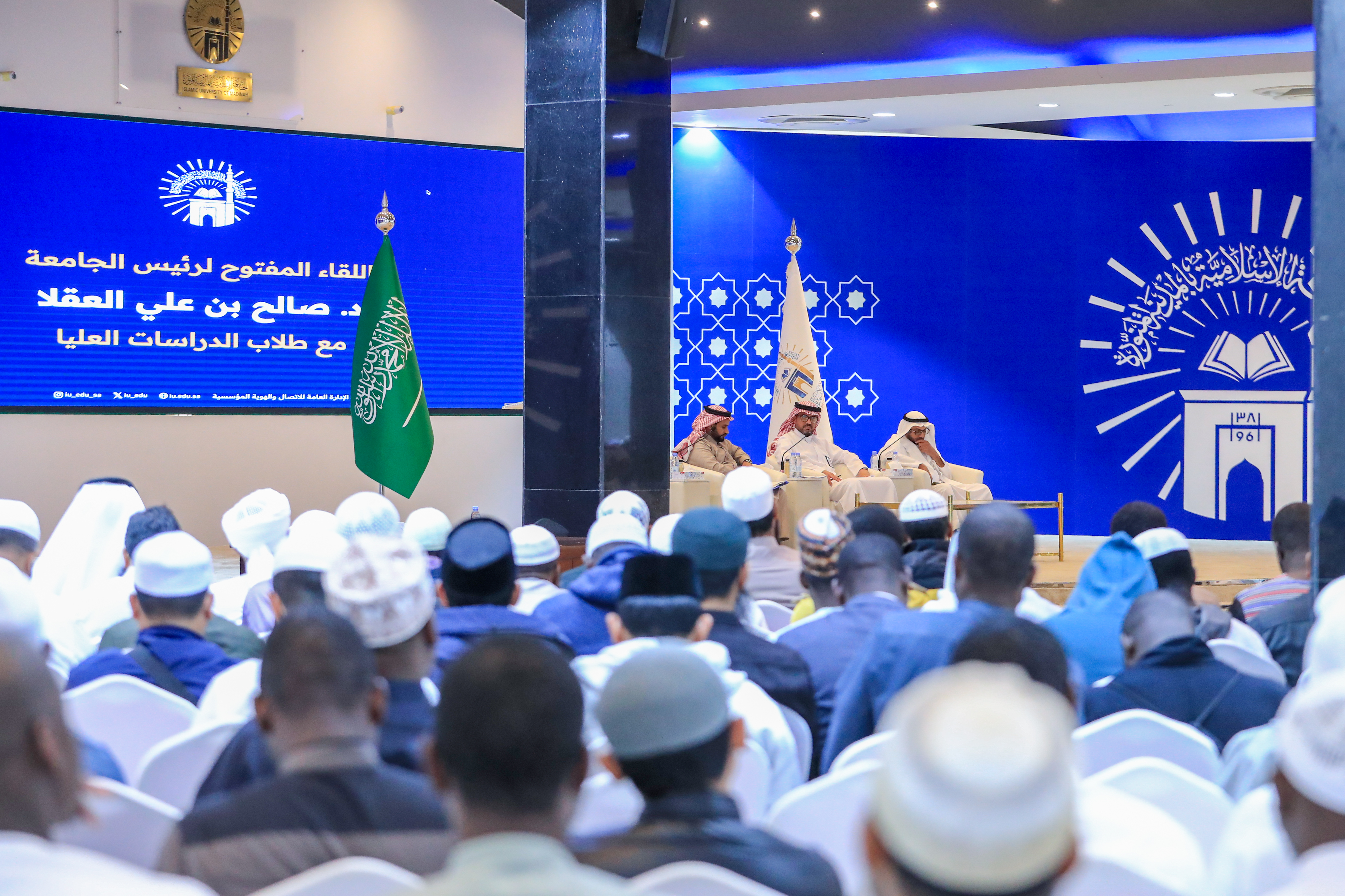 رئيس الجامعة الإسلامية يلتقي طلاب الدراسات العليا في لقاءٍ مفتوح - 3