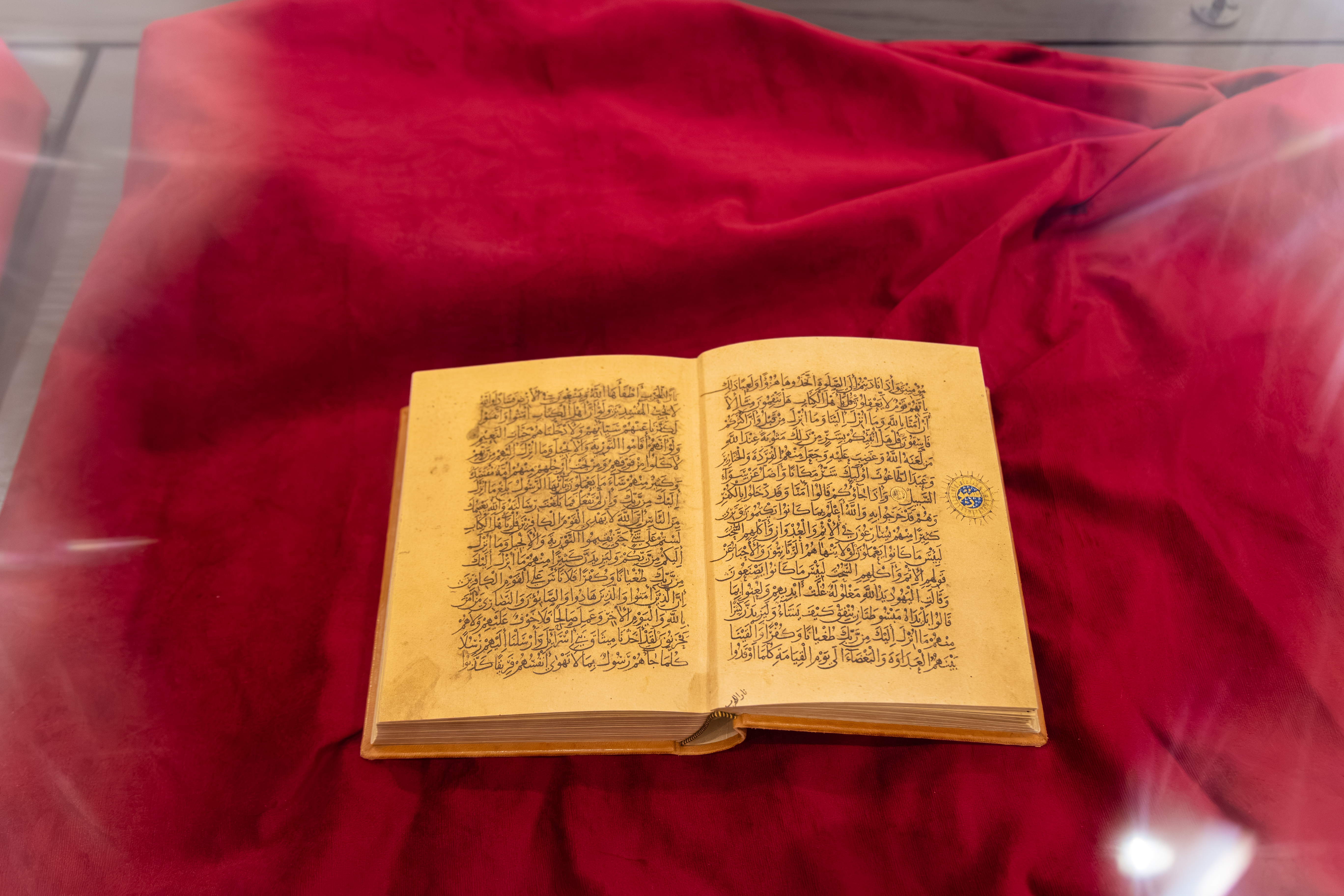 المكتبة المركزية بالجامعة الإسلامية تضم أكثر من 34 ألف مخطوط مصوّر ومخطوطات أصلية تعود إلى القرن السابع الهجري - 1