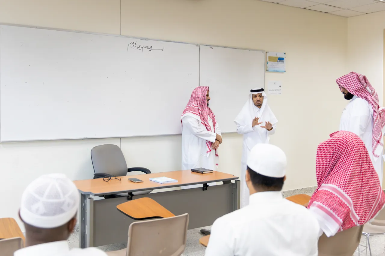 وكيل الجامعة الإسلامية للشؤون الأكاديمية يطّلع على سير العملية التعليمية مع بدء العام الجامعي 1448هـ - 6