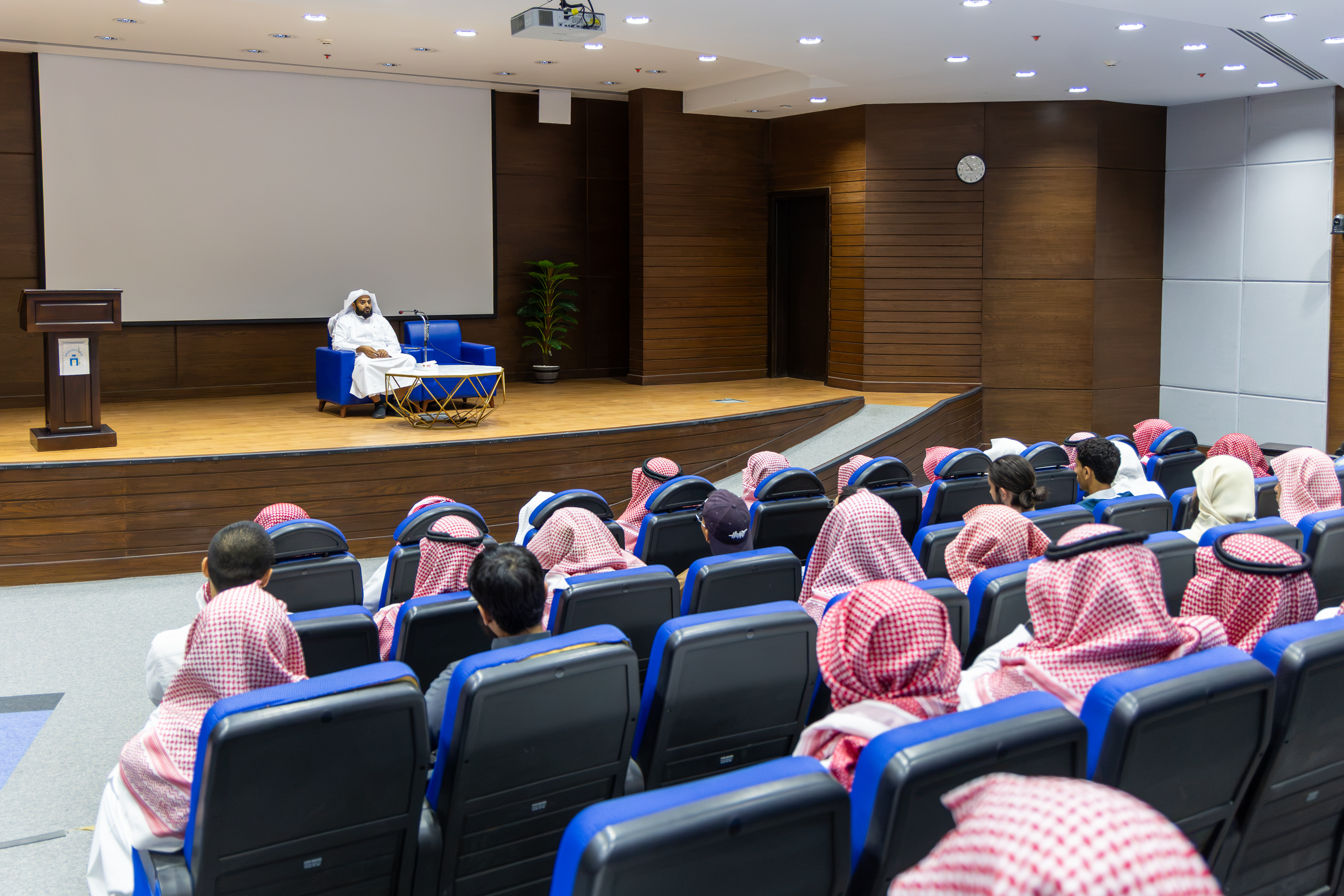 وكيل الجامعة الإسلامية للشؤون الأكاديمية يطّلع على سير العملية التعليمية مع بدء العام الجامعي 1448هـ - 3
