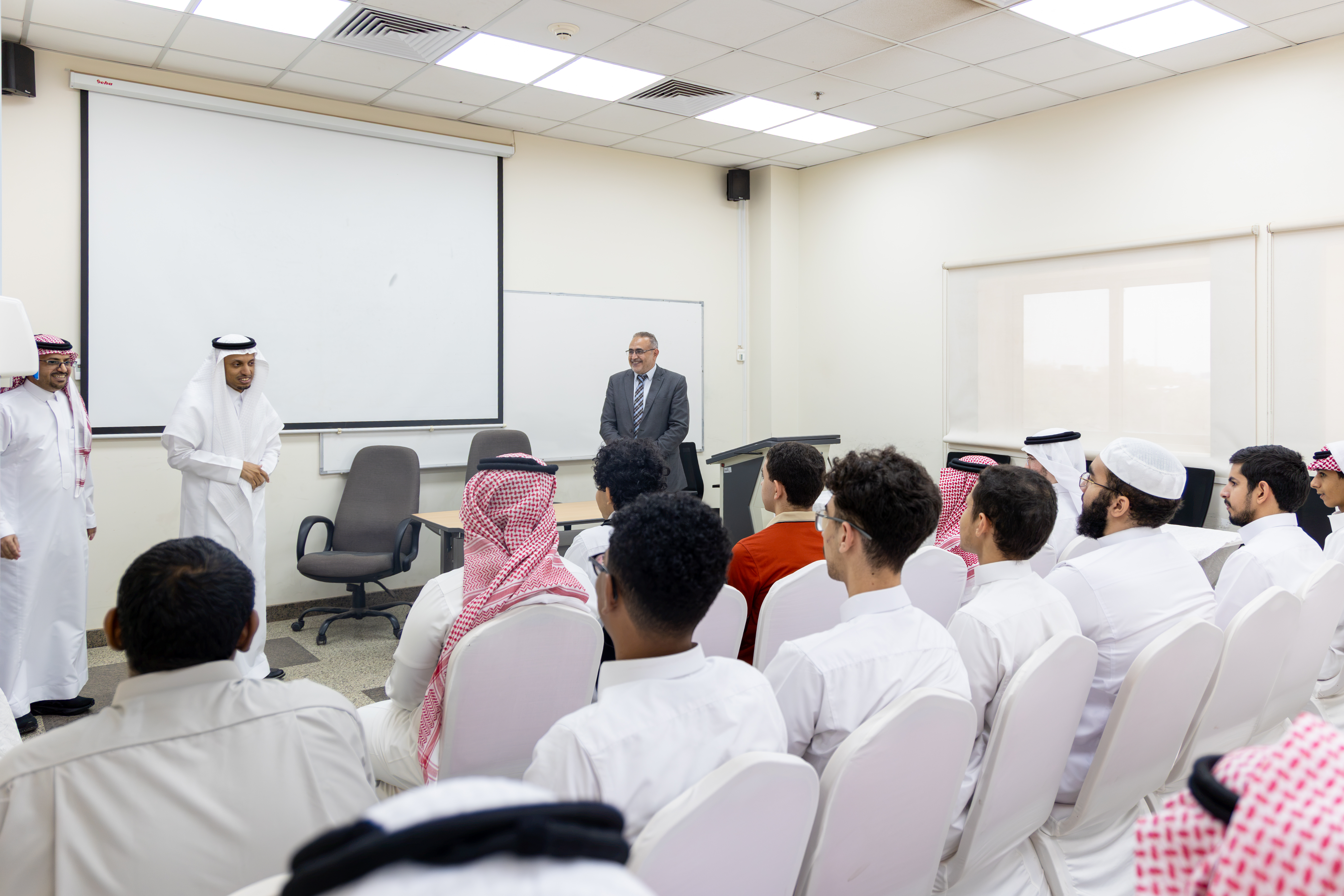 وكيل الجامعة الإسلامية للشؤون الأكاديمية يطّلع على سير العملية التعليمية مع بدء العام الجامعي 1448هـ - 2