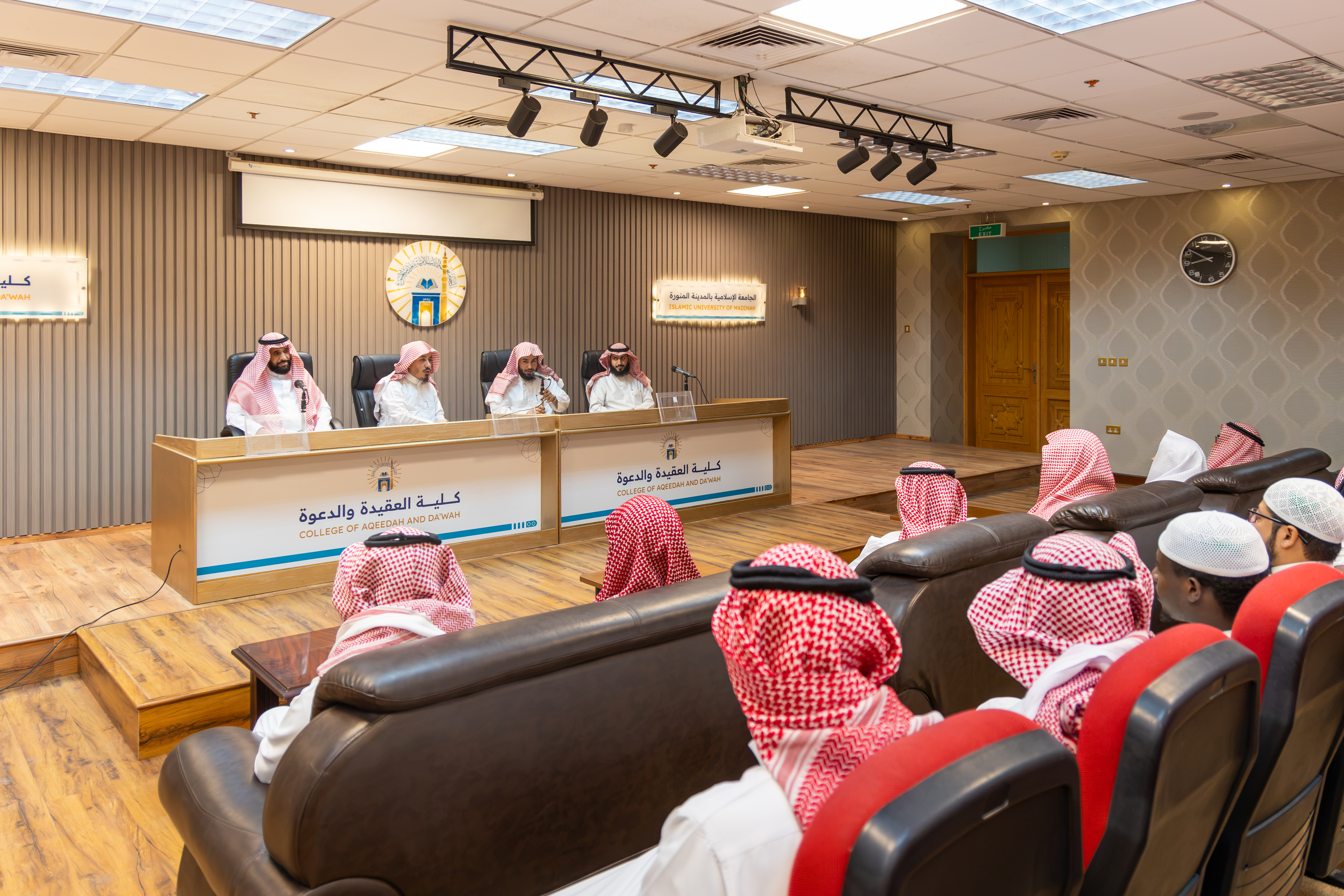 وكيل الجامعة الإسلامية للشؤون الأكاديمية يطّلع على سير العملية التعليمية مع بدء العام الجامعي 1448هـ - 1