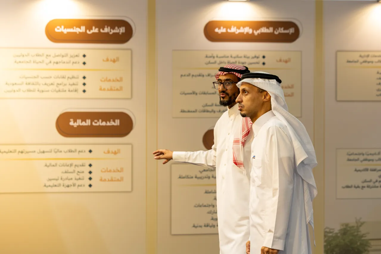 وكيل الجامعة للشؤون الأكاديمية يلتقي الطلبة المستجدين في ملتقى «الطالب أولًا» - 4