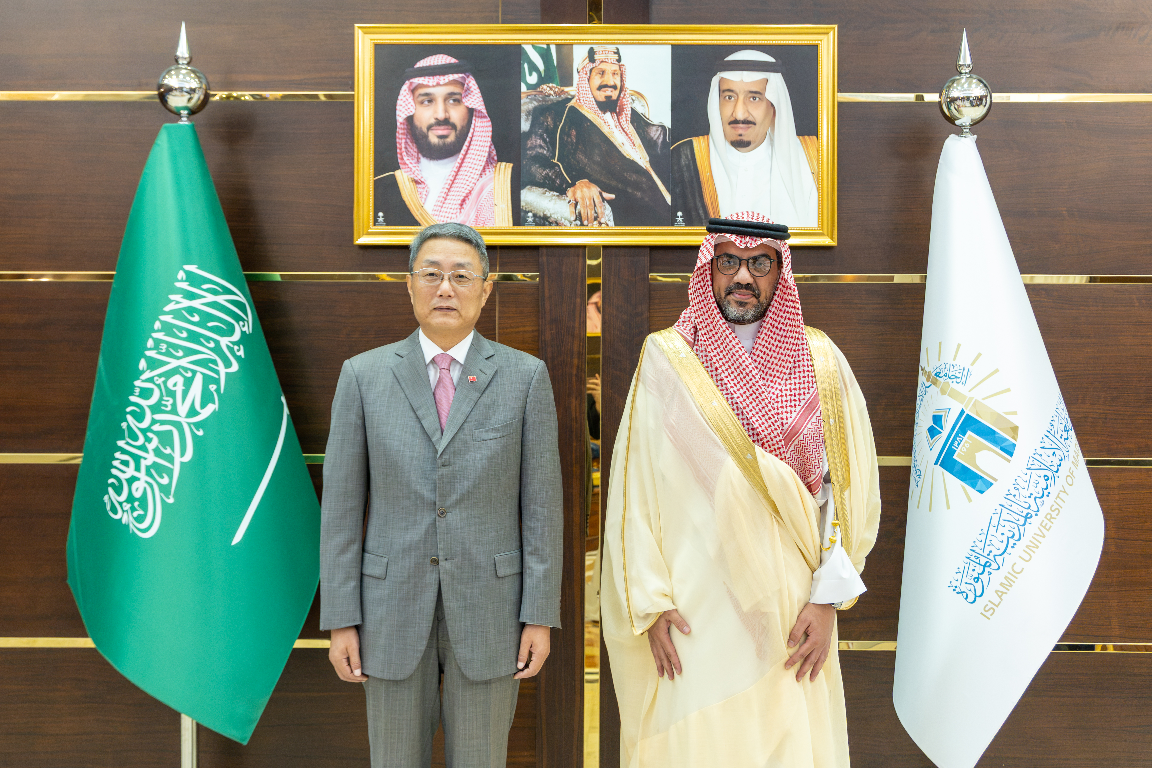 رئيس الجامعة الإسلامية يستقبل القنصل العام لجمهورية الصين الشعبية لدى المملكة  - 3