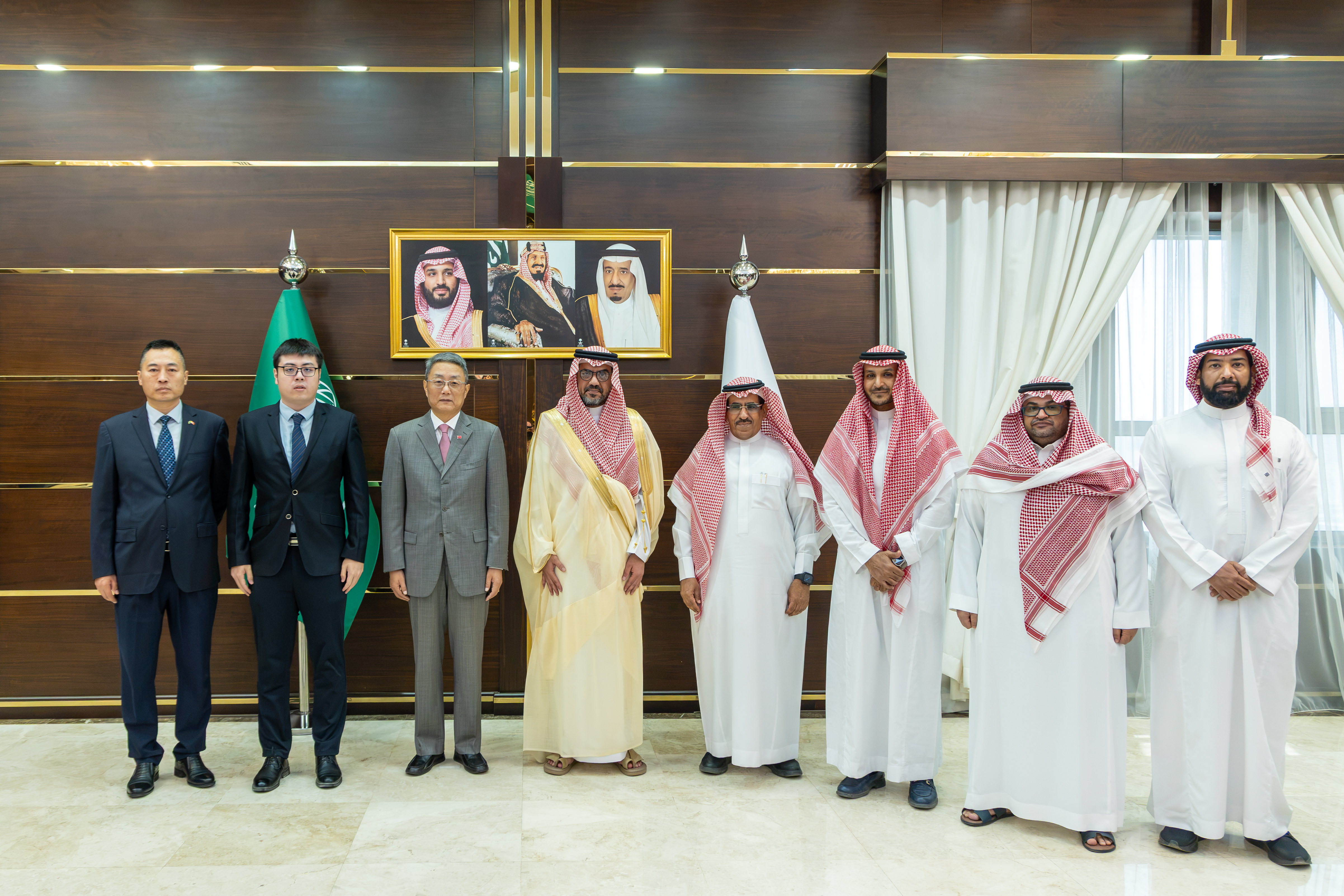 رئيس الجامعة الإسلامية يستقبل القنصل العام لجمهورية الصين الشعبية لدى المملكة  - 4