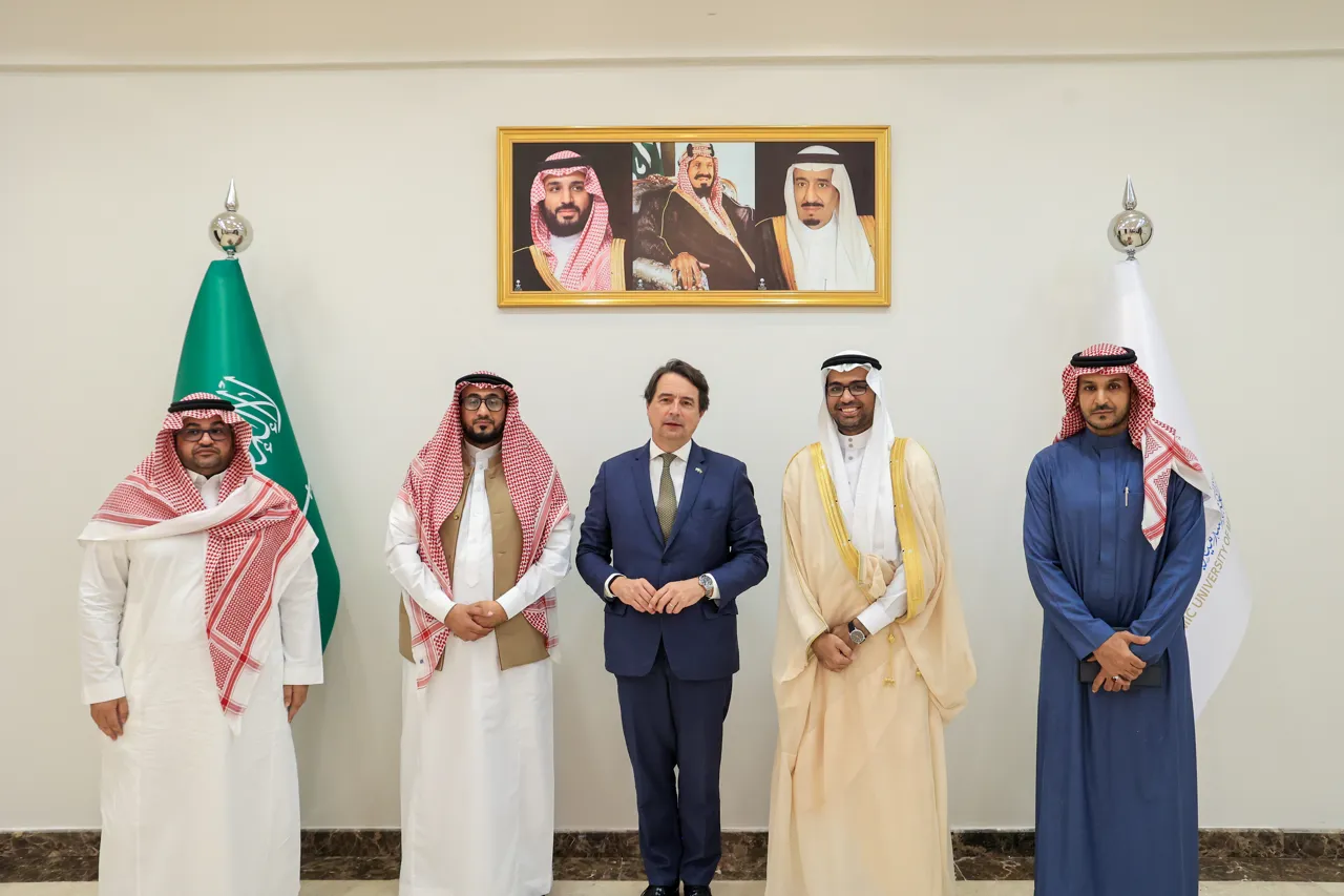 وكيل الجامعة للخدمات المشتركة ، سعادة سفير جمهورية البرتغال لدى المملكة - 4